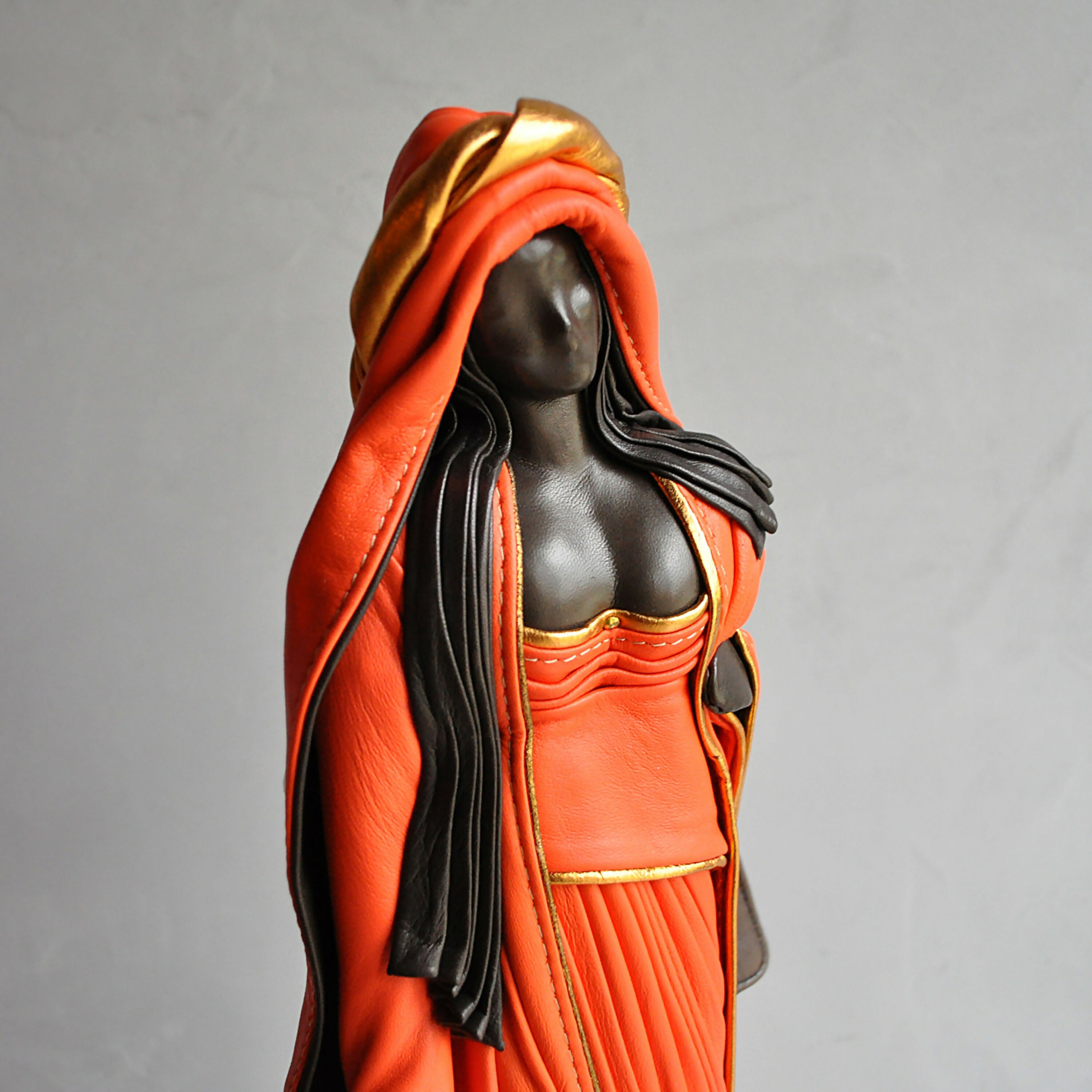 Sculpture Femme orange debout | EMPREINTES Paris