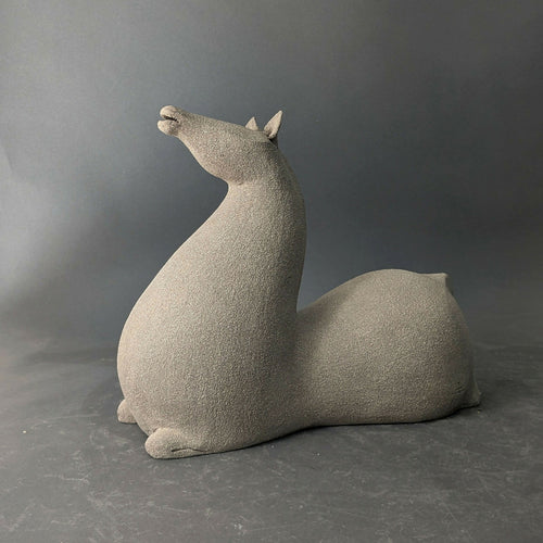 Sculpture Cheval Assis Gris Collection Singing | EMPREINTES Paris - EMPREINTES Paris