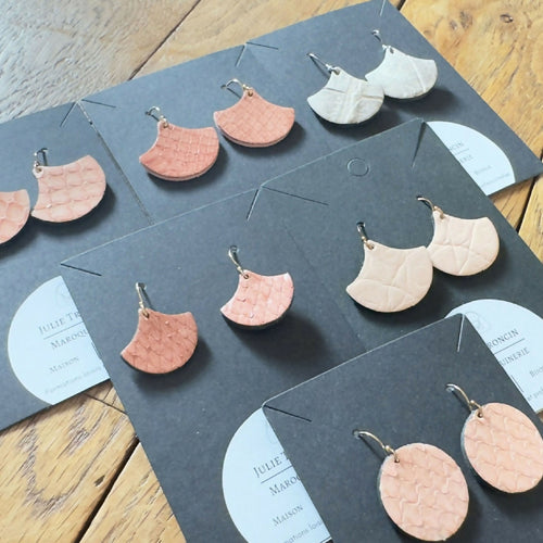 boucles_doreilles_gingko_serpent_rose_poudre_25cm_julie_troncin_maroquinerie copie | EMPREINTES Paris - EMPREINTES Paris