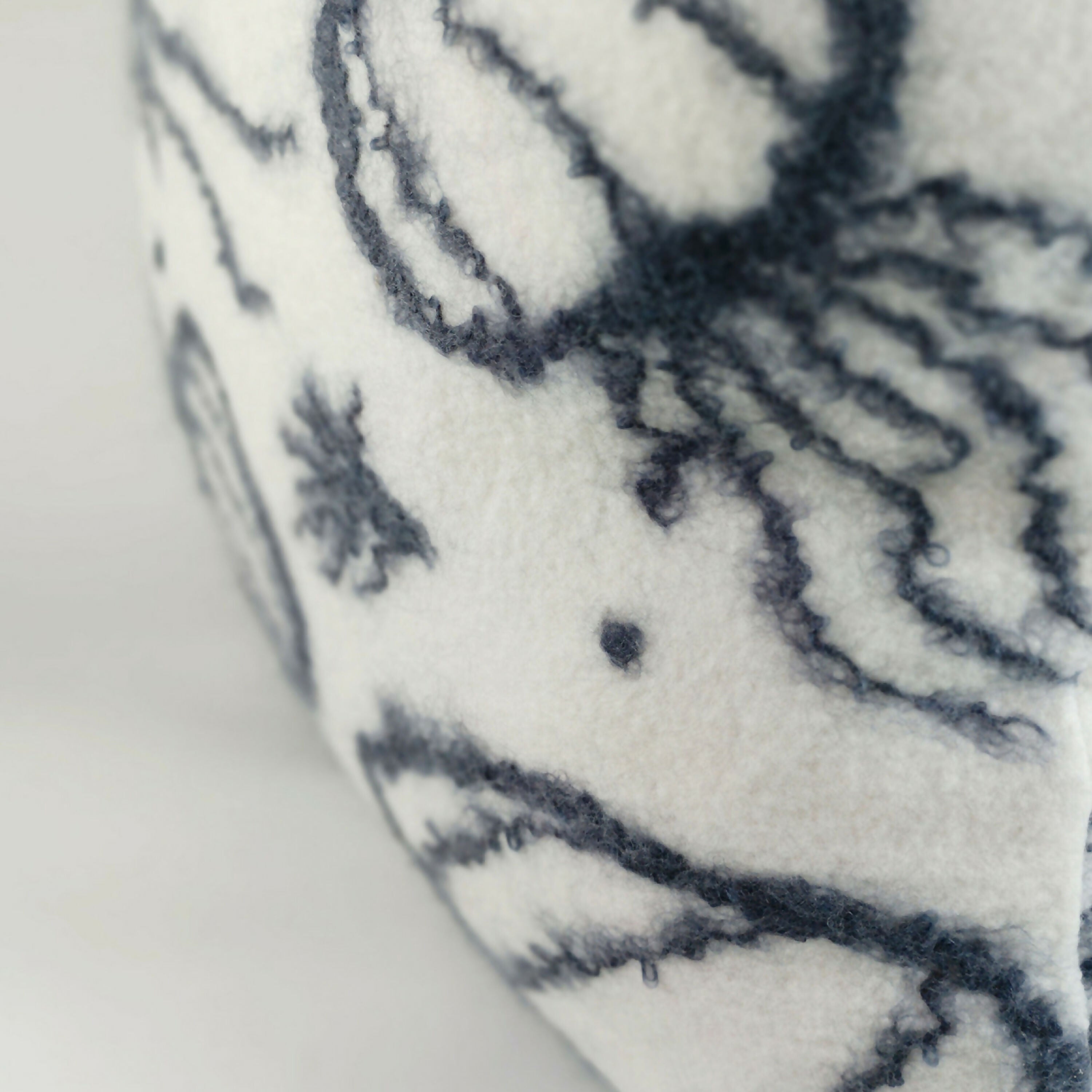 coussin_carre_en_feutre_de_laine_decor_meduses_atelier_lanzetta copie | EMPREINTES Paris