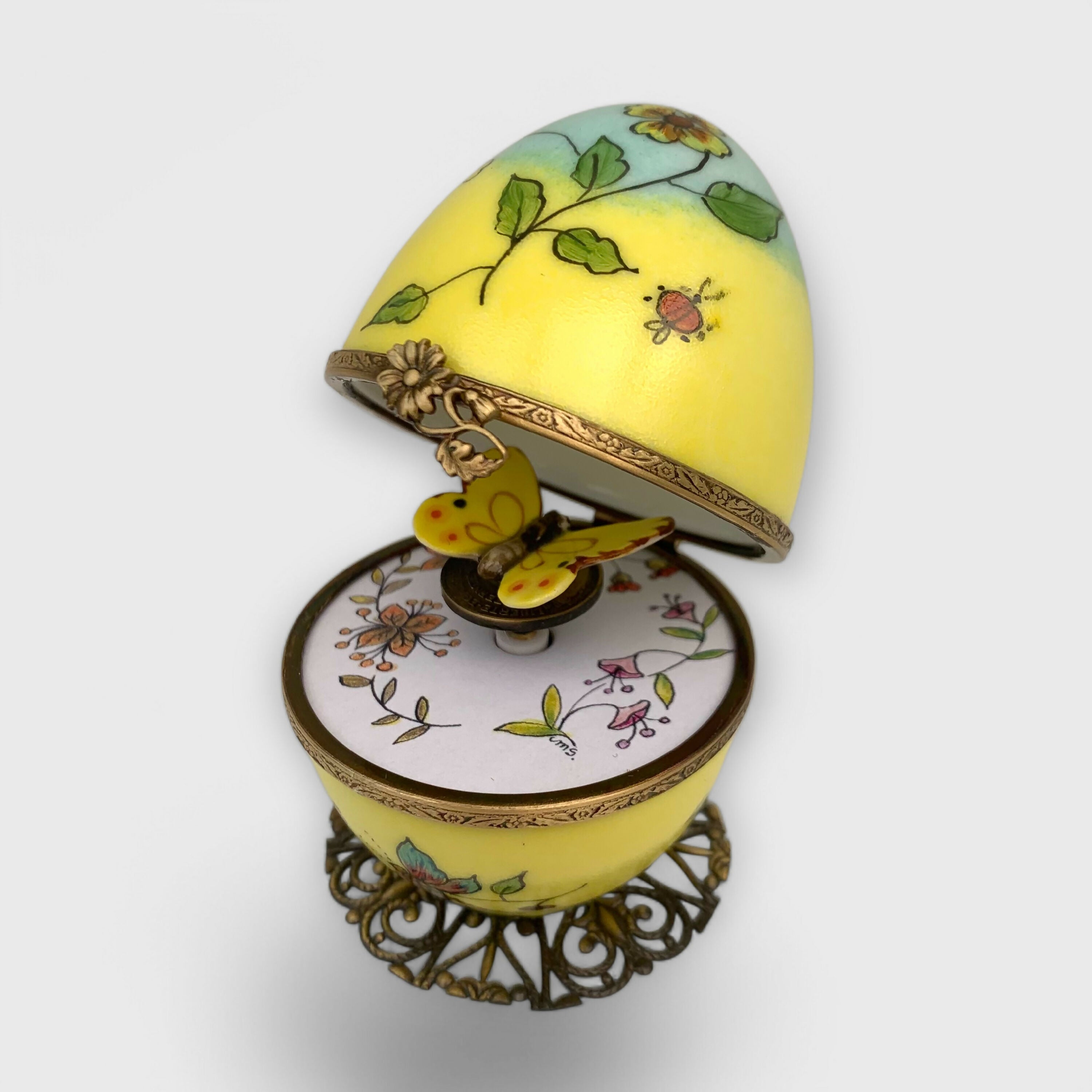 cadeau-jaune_style-faberge_decoration-insectes_libellule_printemps-pastel_papillons_automate_cadeau-amoureux_saint-valentin_cadeau-naissance_fete-bebe_boite-a-musique_enfantin_noce-de-porcelaine_fete-des-meres_mariage_oeuf-collection_collection-classique_cadeau-fin-annee_cadeaux-maitresses | EMPREINTES Paris