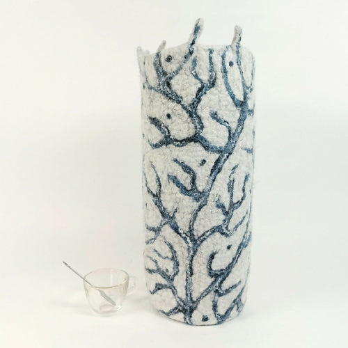 vase_haut_algues_bleublanc_en_feutre_de_laine_atelier_lanzetta copie | EMPREINTES Paris - EMPREINTES Paris