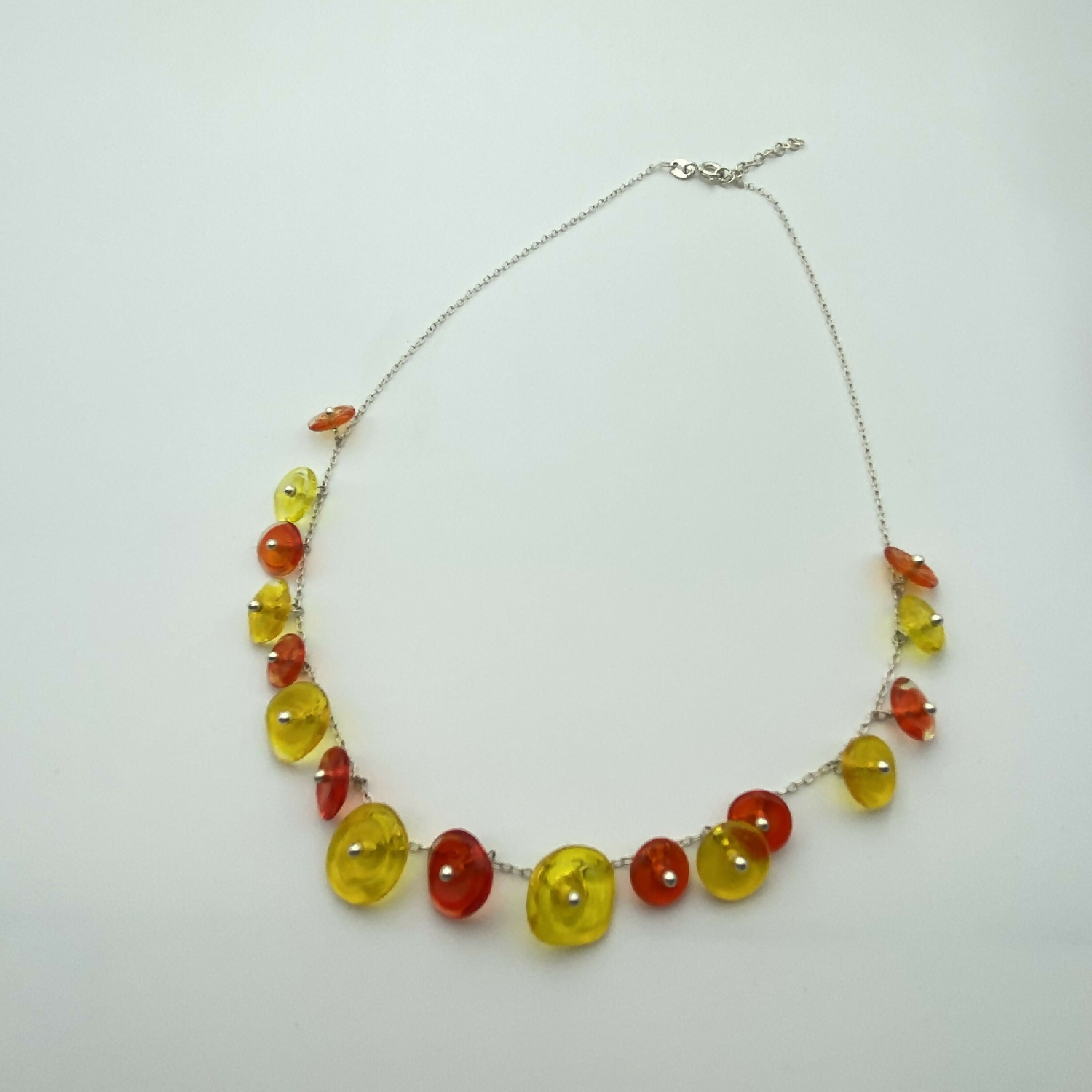 collier_de_perles_en_verre_colorees_orange_et_jaune_clair_avec_chaine_en_argent_lathoumetie_helene copie | EMPREINTES Paris
