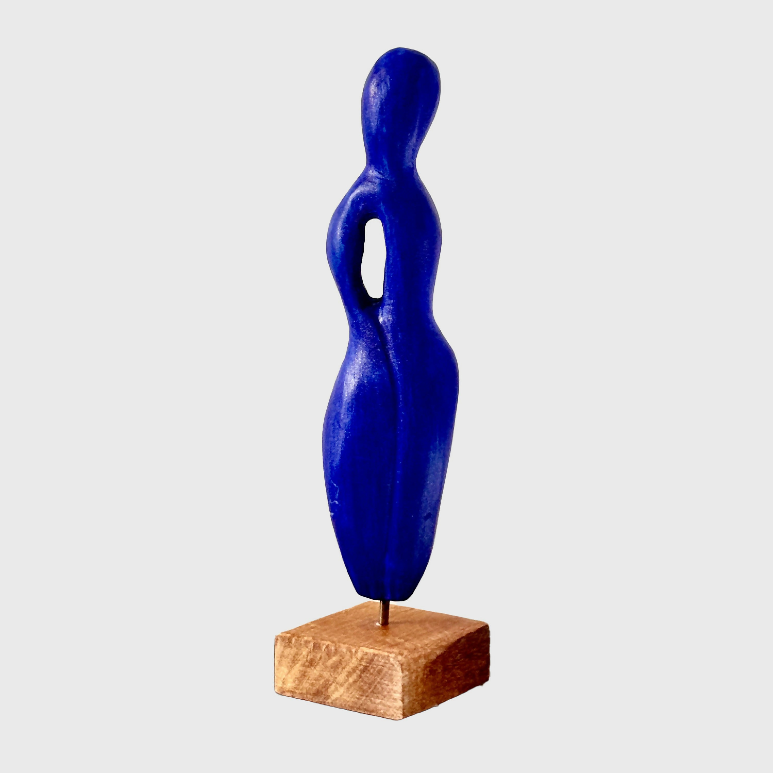 Figurine 28 en pierre calcaire, patine bleu Majorelle, socle en teck rouge | EMPREINTES Paris