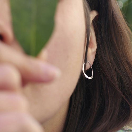 Boucles d’oreilles fils d’argent massif martelés | EMPREINTES Paris - EMPREINTES Paris