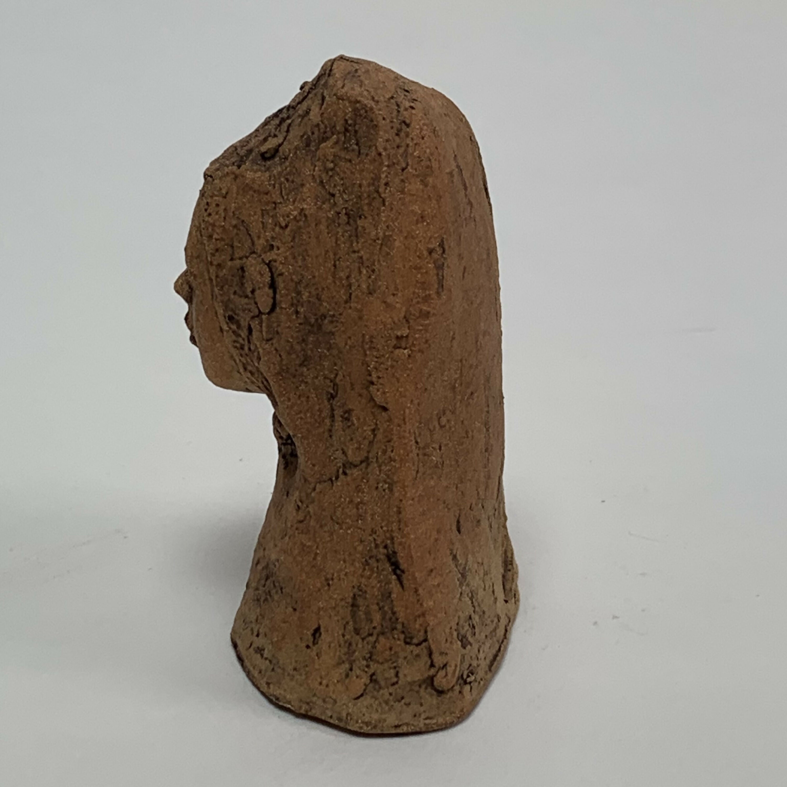 sculpture_petite_tete_de_femme_les_yeux_fermes_avec_coiffe_decoree_et_gravee_jade_sculptures copie | EMPREINTES Paris