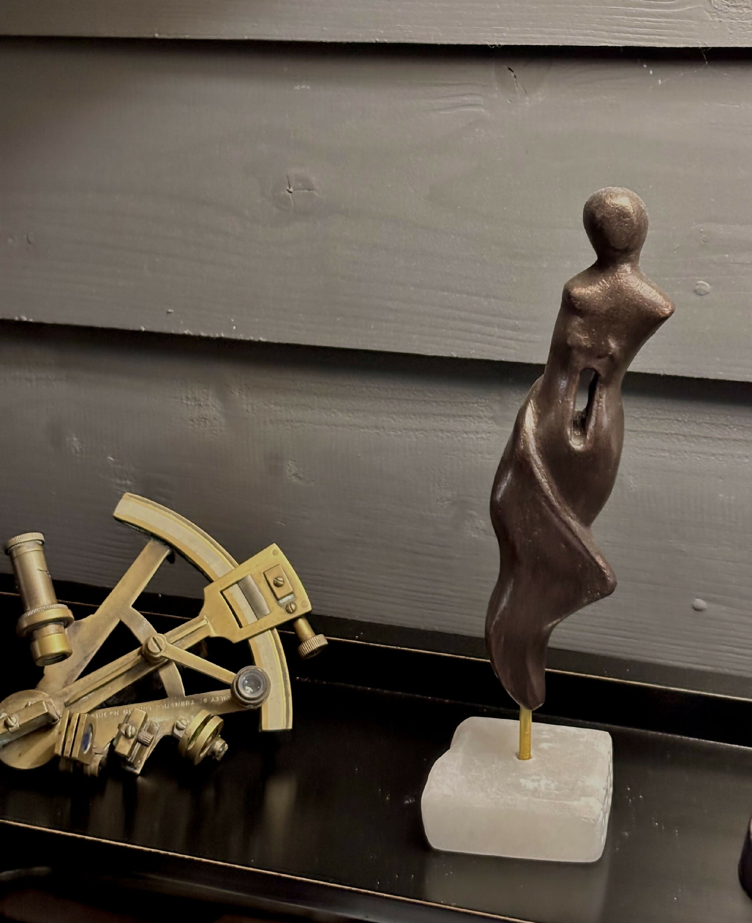 Figurine 22 en pierre calcaire, patine bronze socle en albâtre | EMPREINTES Paris