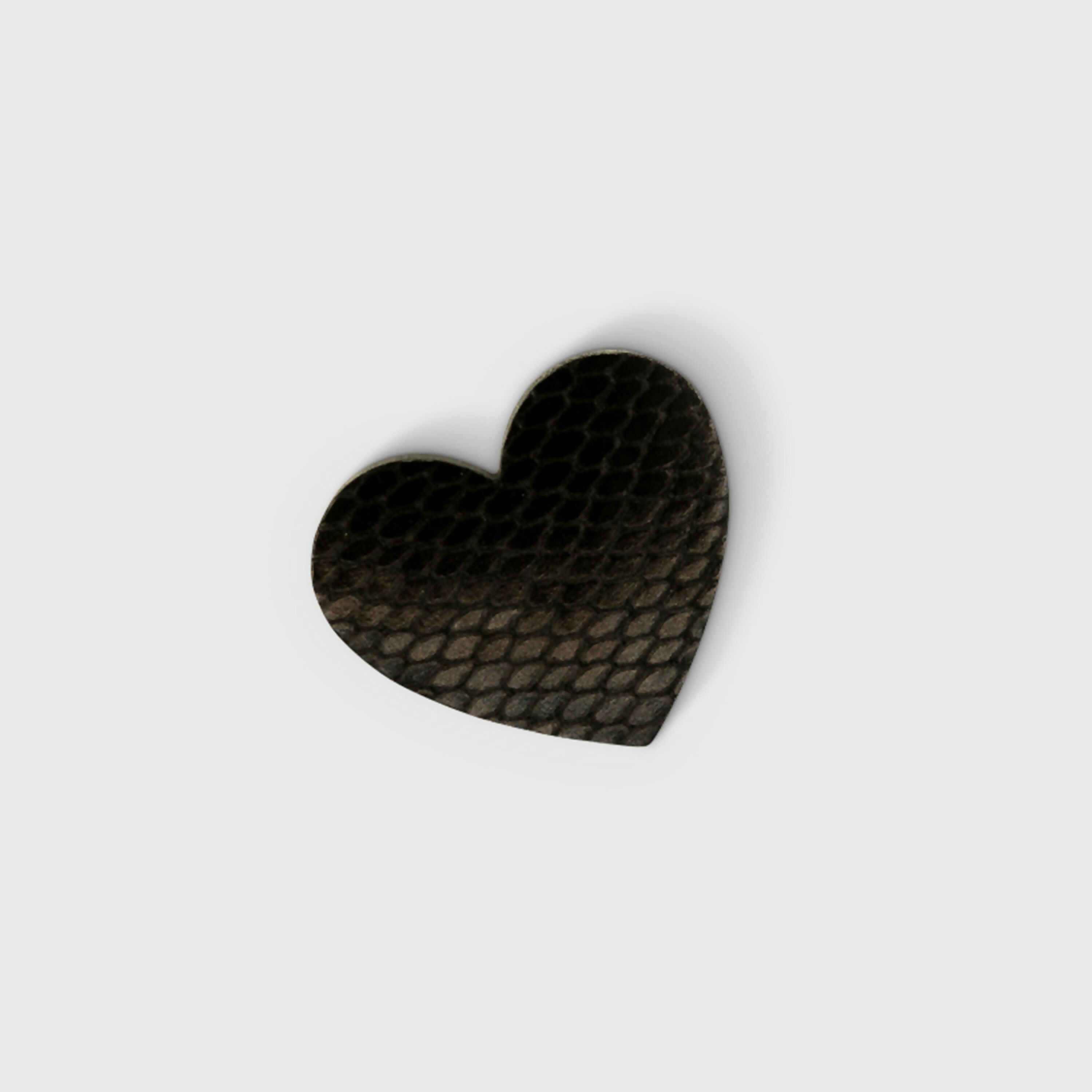 broche_coeur_en_cuir_noir_julie_troncin_maroquinerie | EMPREINTES Paris