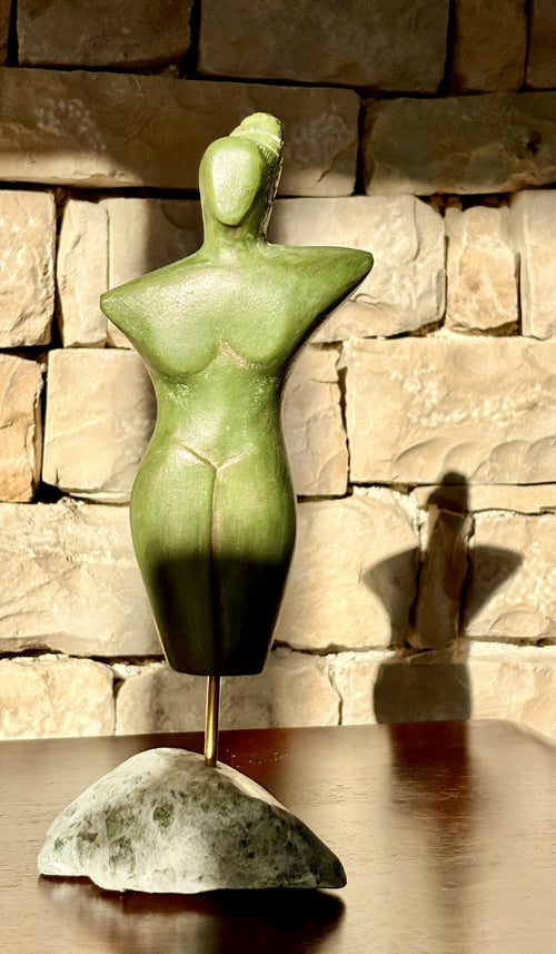 Figurine 25 en pierre calcaire, patine vert bronze, socle en granite vert | EMPREINTES Paris - EMPREINTES Paris