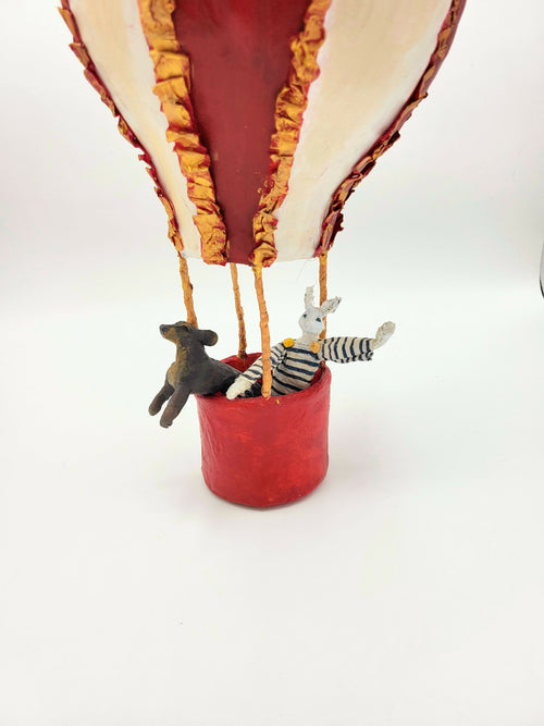 Sculpture montgolfière avec son chien teckel | EMPREINTES Paris - EMPREINTES Paris