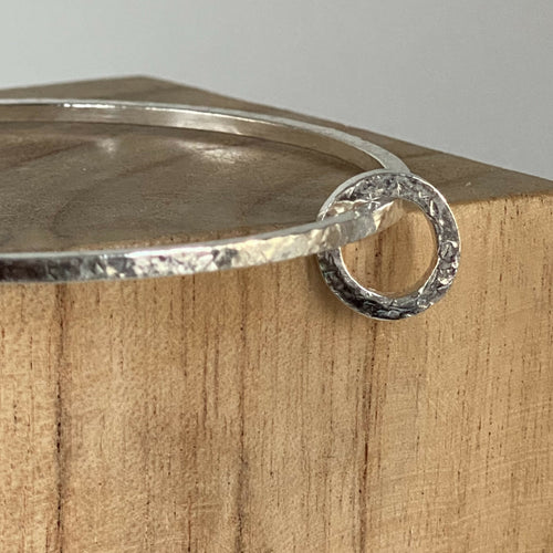 bracelet_jonc_en_argent_massif_martele_et_sa_breloque_mini_jonc_assortie_artyssia | EMPREINTES Paris - EMPREINTES Paris