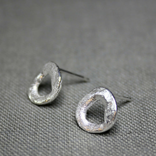 Boucles d’oreilles petits cercles en argent massif | EMPREINTES Paris - EMPREINTES Paris
