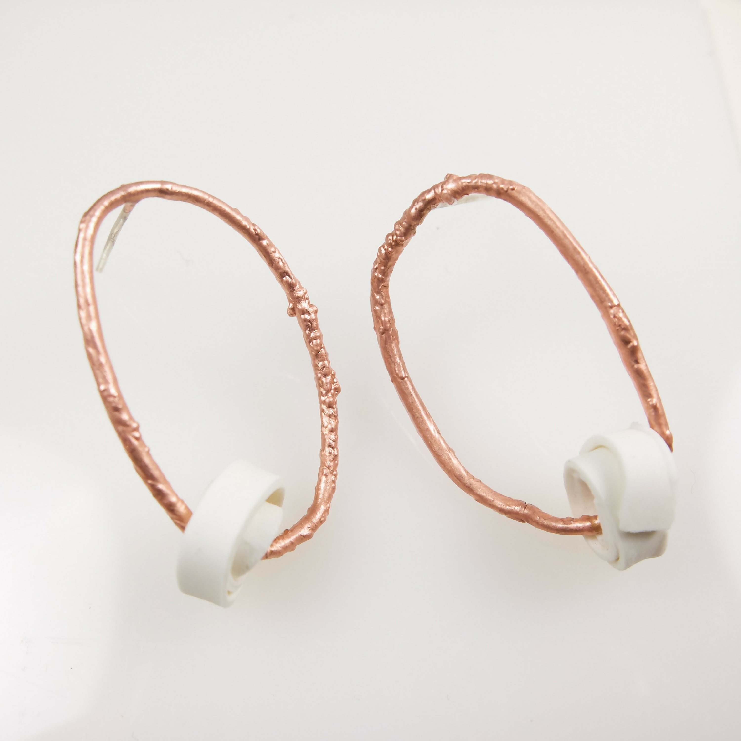 boucles_doreilles_ruban_porcelaine_et_cuivre_texture_atelier_christine_moquet copie | EMPREINTES Paris