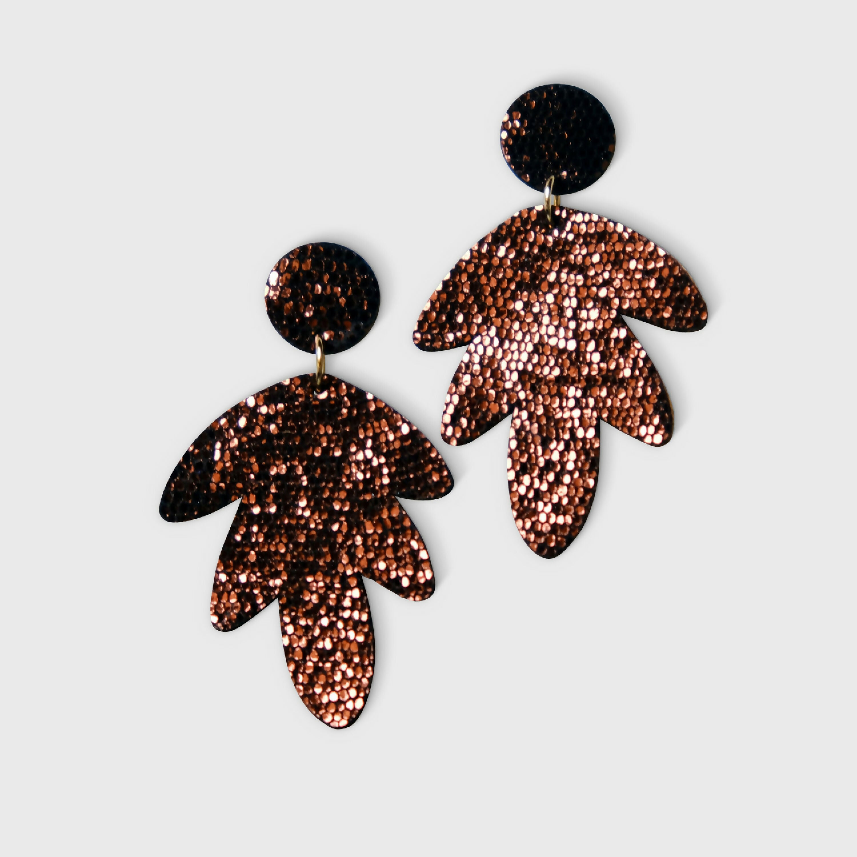 boucles_doreilles_en_cuir_paillete_marron_september_genati | EMPREINTES Paris