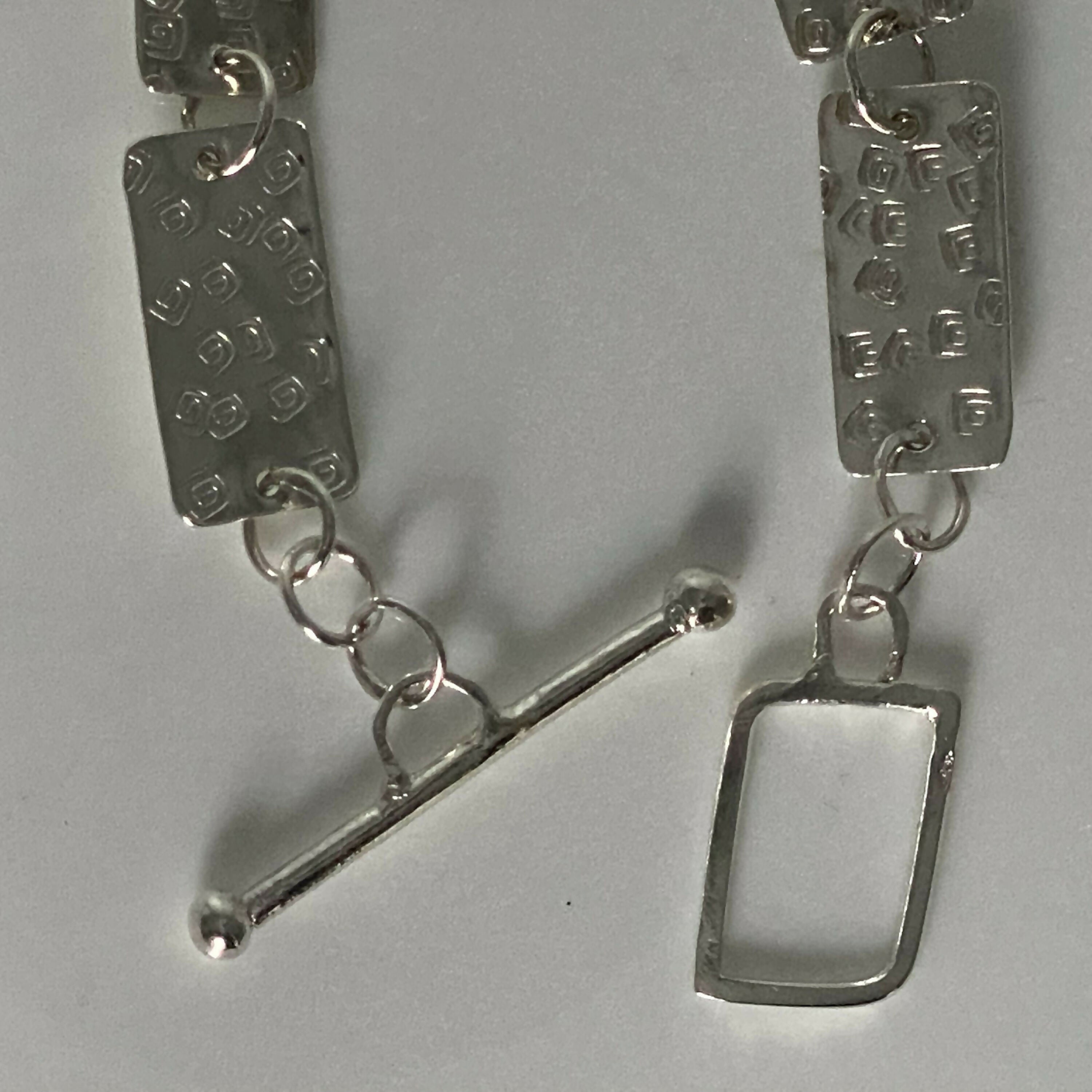 Bracelet en argent massif martelé, motif spirales | EMPREINTES Paris