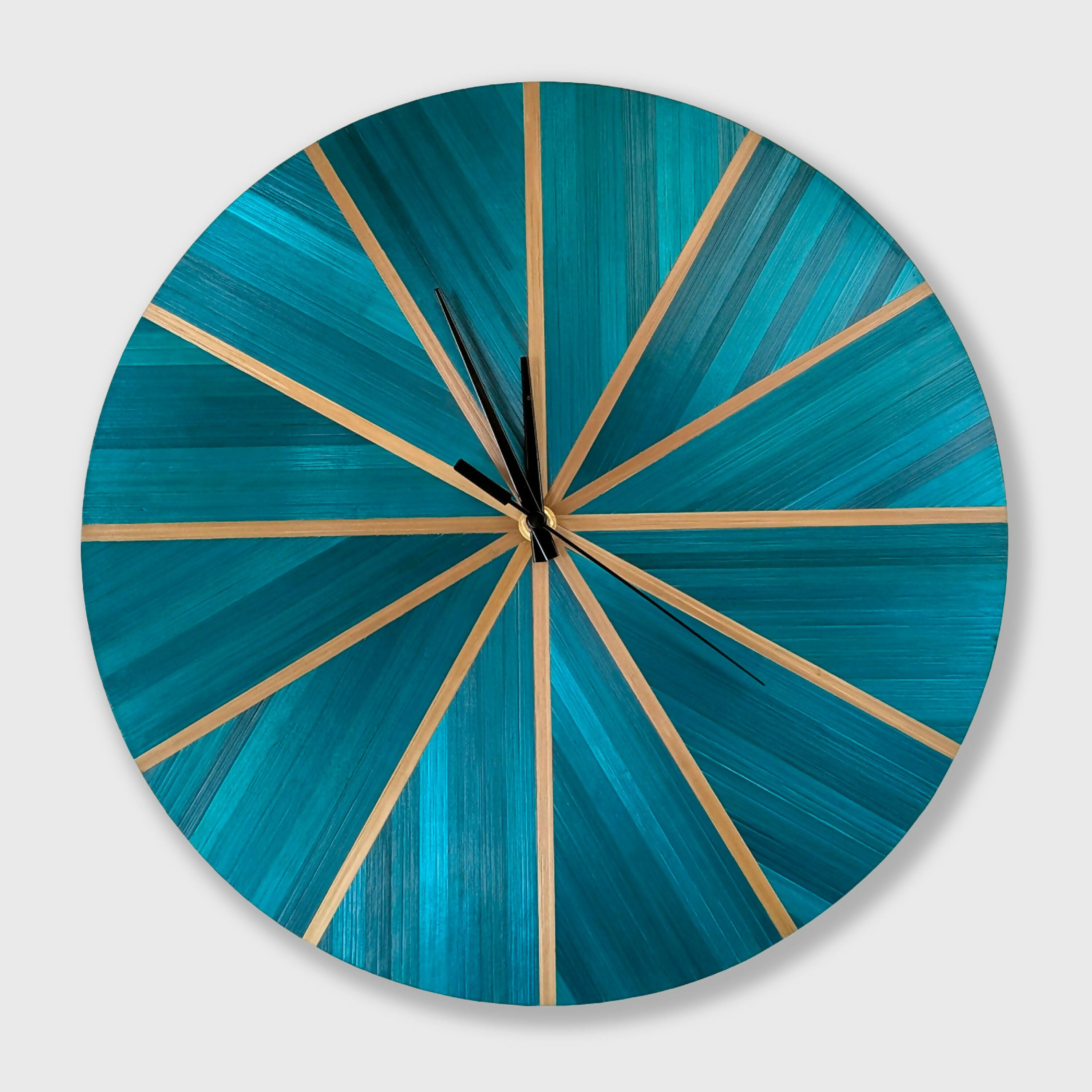 horloge_murale_ronde_avec_marqueterie_de_paille_verte_bleutee_et_dore_jerome_ebenisterie copie | EMPREINTES Paris