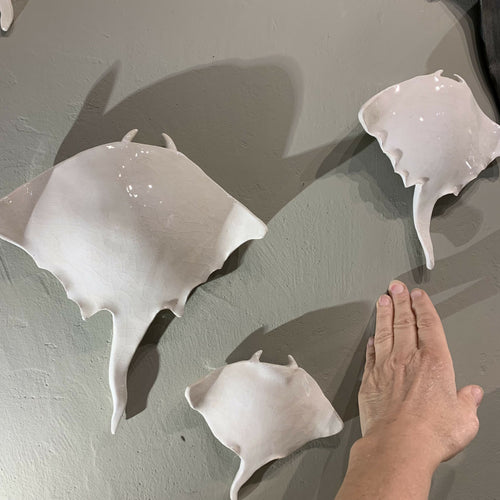 Sculpture moyenne petite Raie Manta en grès blanc - prenant copie | EMPREINTES Paris - EMPREINTES Paris