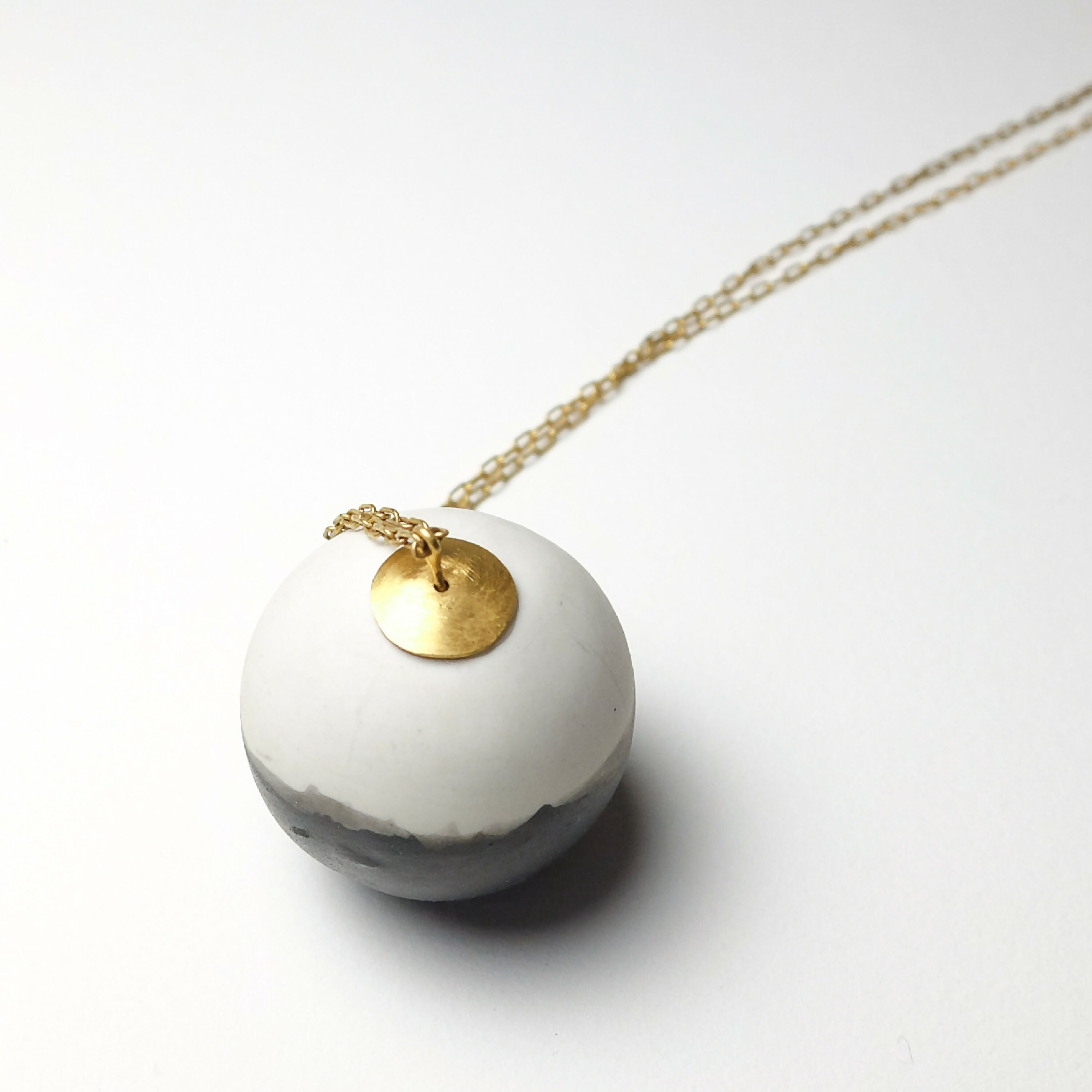 collier_porcelaine_boule_paysage_chaine_doree_atelier_christine_moquet copie | EMPREINTES Paris