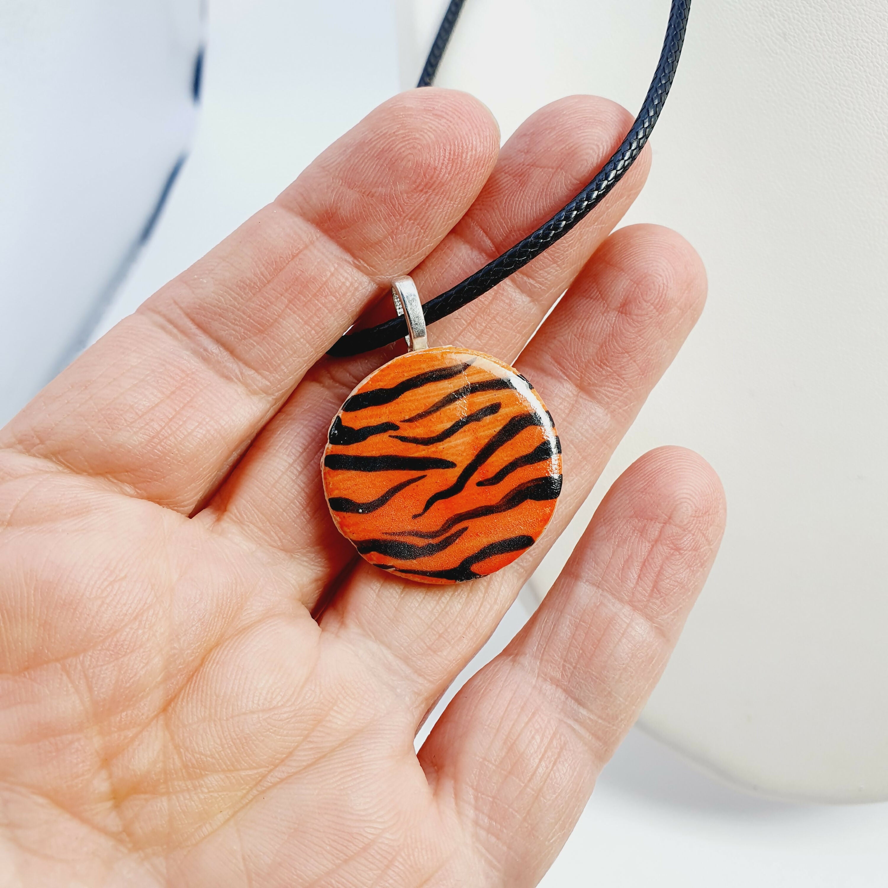 Pendentif tigré en céramique – Pièce unique faite main | EMPREINTES Paris