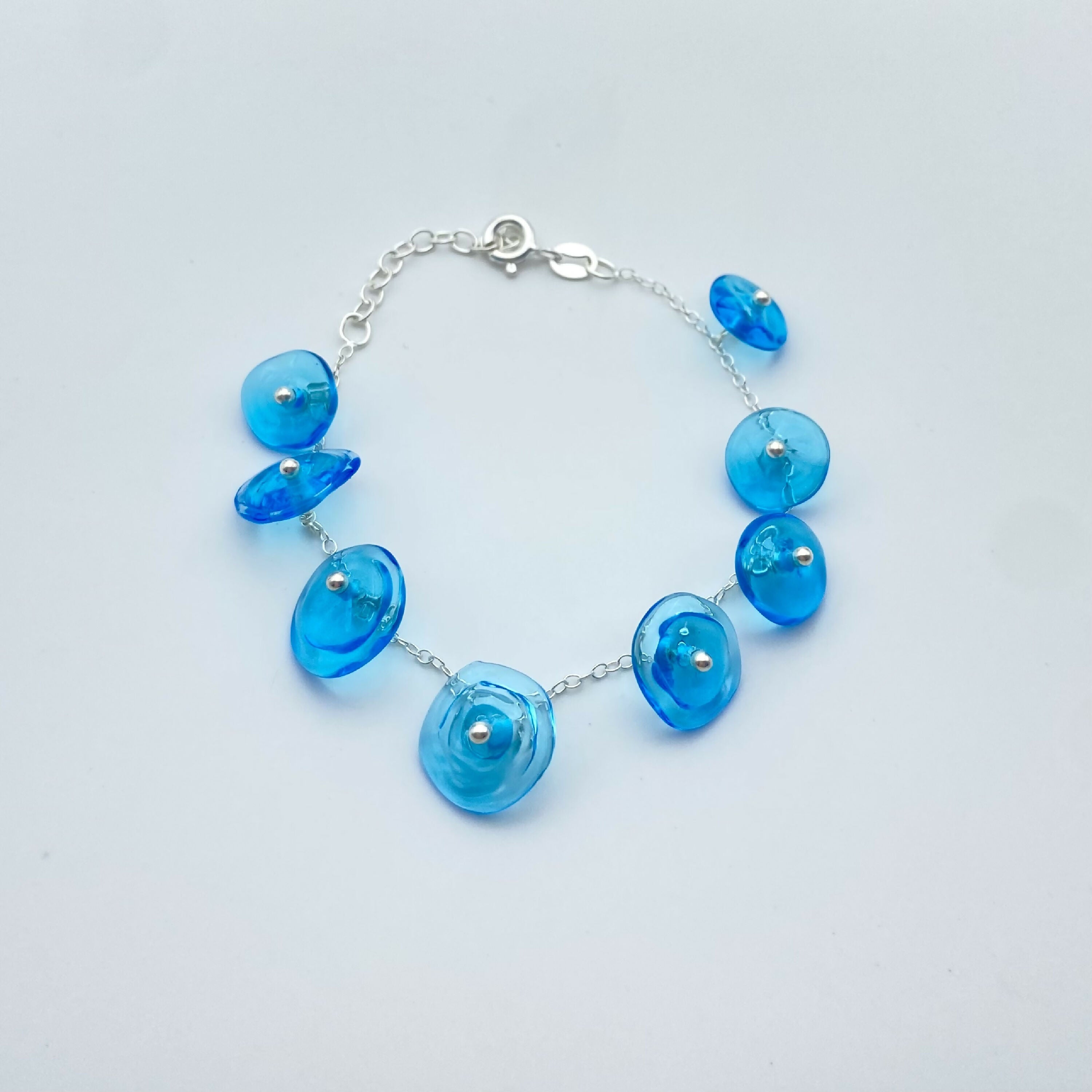 bracelet_en_perles_en_verre_bleu_monte_sur_une_chaine_en_argent_lathoumetie_helene copie | EMPREINTES Paris