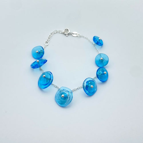 bracelet_en_perles_en_verre_bleu_monte_sur_une_chaine_en_argent_lathoumetie_helene copie | EMPREINTES Paris - EMPREINTES Paris