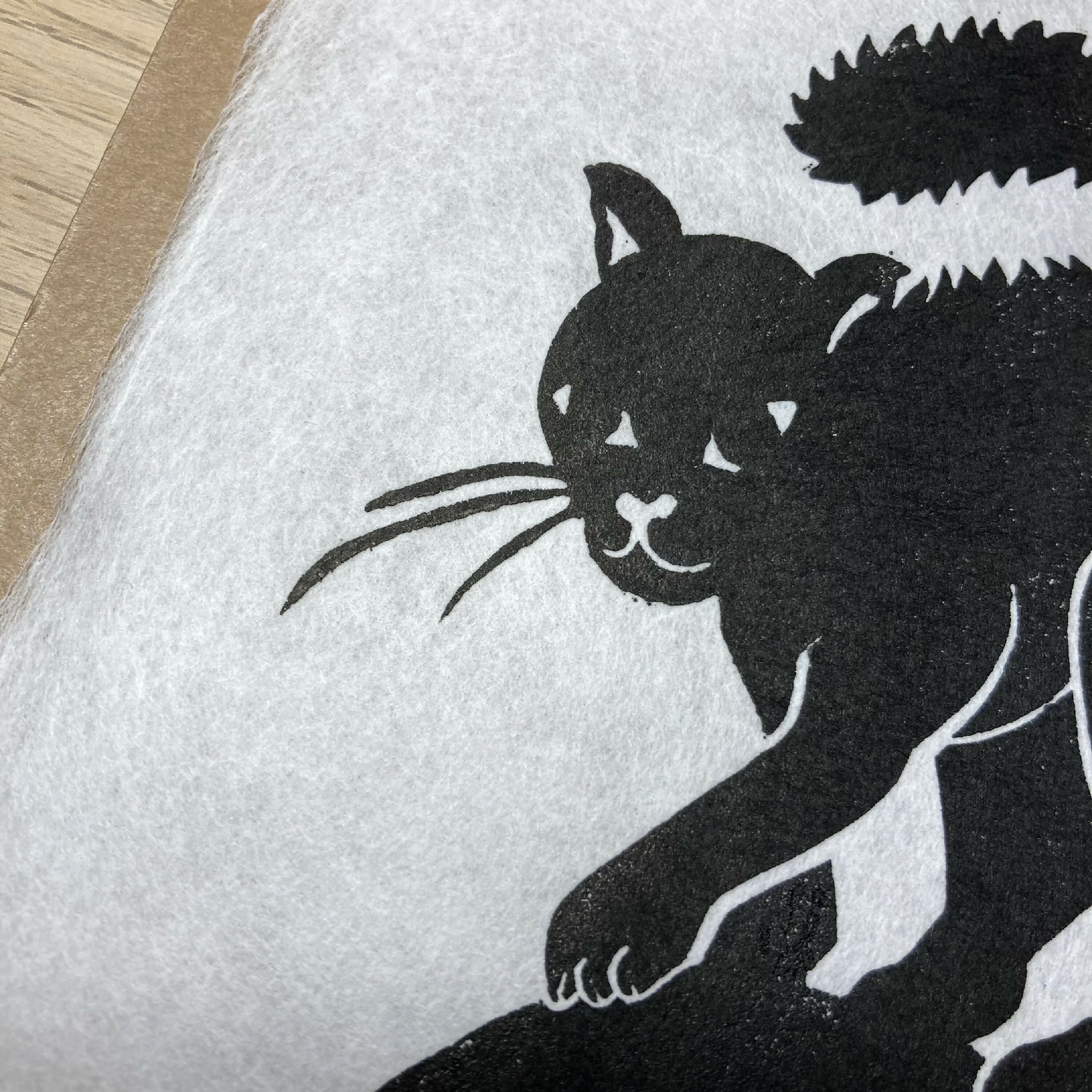 Linogravure Chat noir sur boule de snooker numéro 8 (papier simili Japon blanc naturel) | EMPREINTES Paris | EMPREINTES Paris