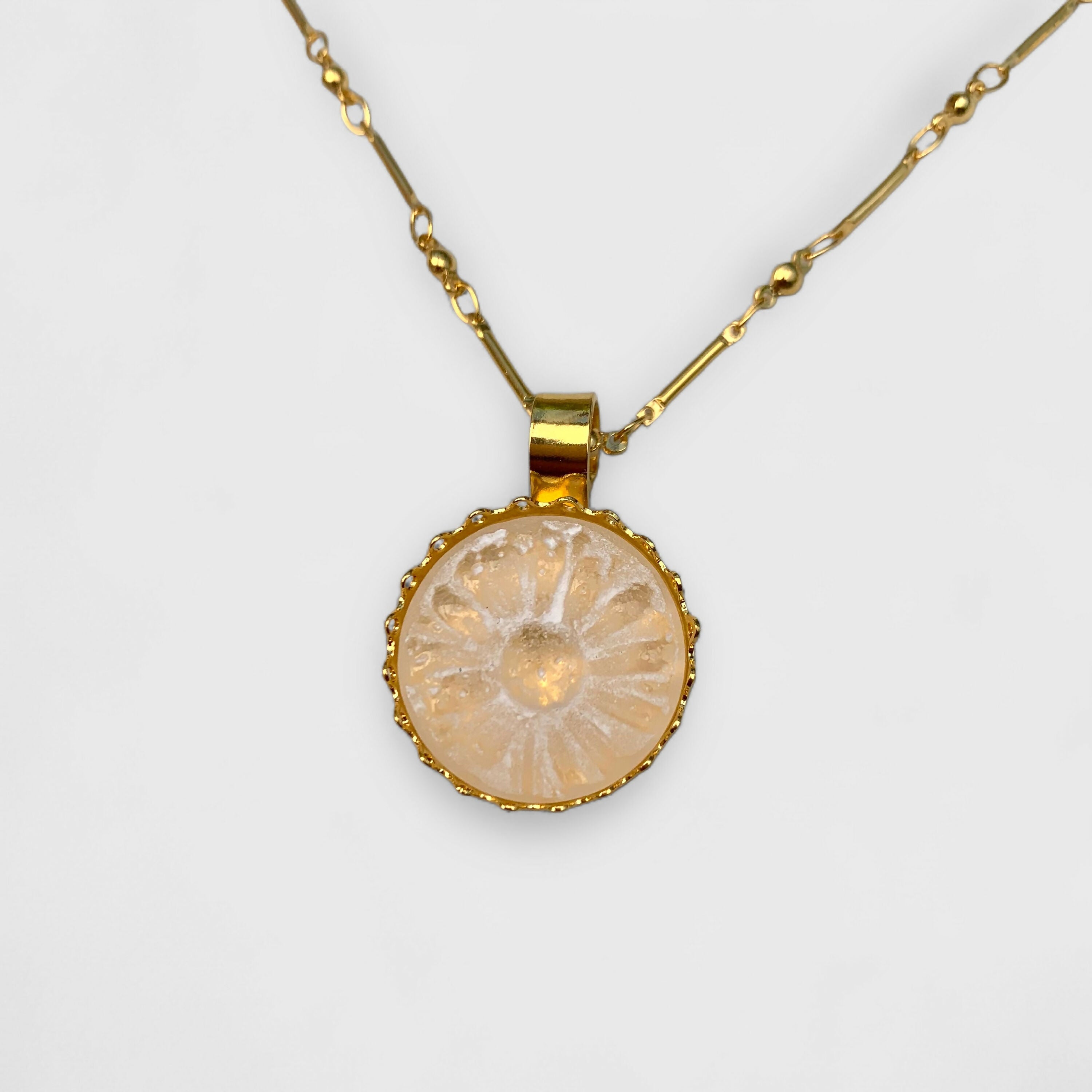 cadeau-bijou-blanc_marguerite_fleur_floral_frais_printemps_art-nouveau_art-deco_romantique_collier-femme,_bijoux-féminin_artisanat-art_made-in-France_upcycling_bijoux-de-créateur_bohème-chic_bobo-parisien_hippie-chic_bijou-haute-fantaisie,_cadeau-ideal-femme_cadeau-fete-des-meres_cadeau-anniversaire | EMPREINTES Paris