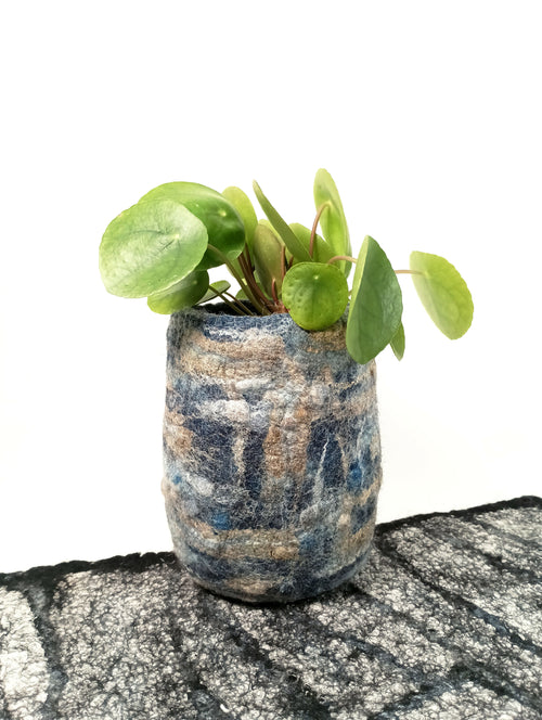 Petit vase haut en feutre de laine bleu indigo et soie mordorée | EMPREINTES Paris - EMPREINTES Paris