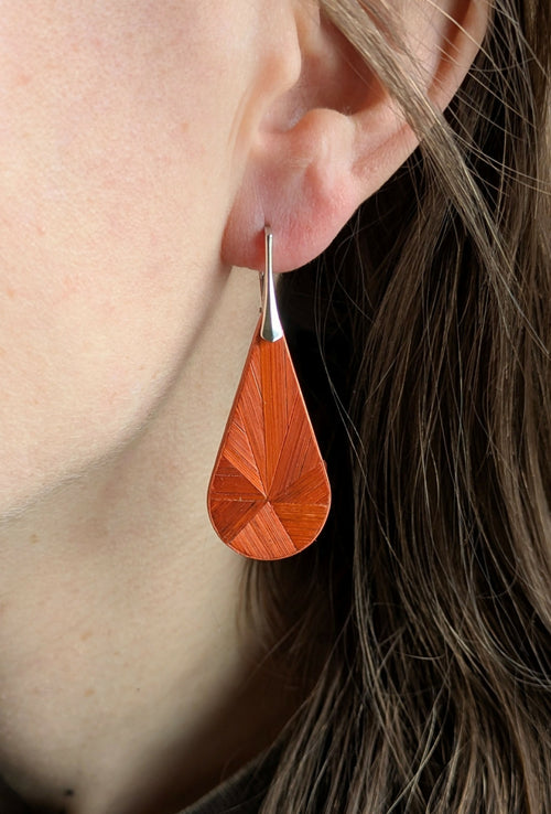 Boucles d'oreilles Gouttes avec marqueterie de paille Orange - crochets argent | EMPREINTES Paris - EMPREINTES Paris