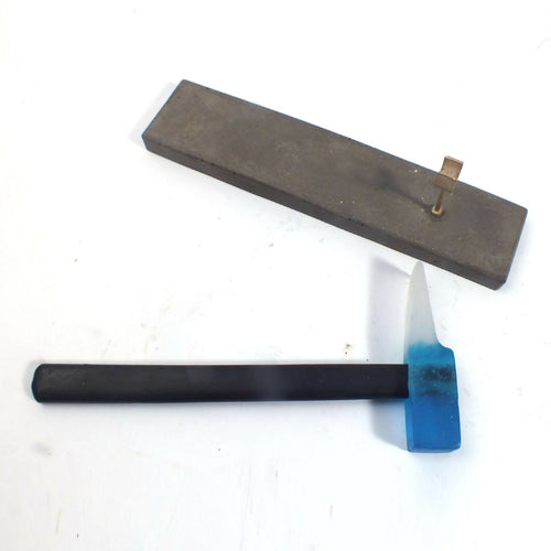 Marteau à bout s'affinant sur socle ciment | EMPREINTES Paris - EMPREINTES Paris