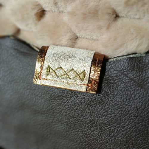 pochette_smartphone_totem_occi_tanne copie | EMPREINTES Paris - EMPREINTES Paris