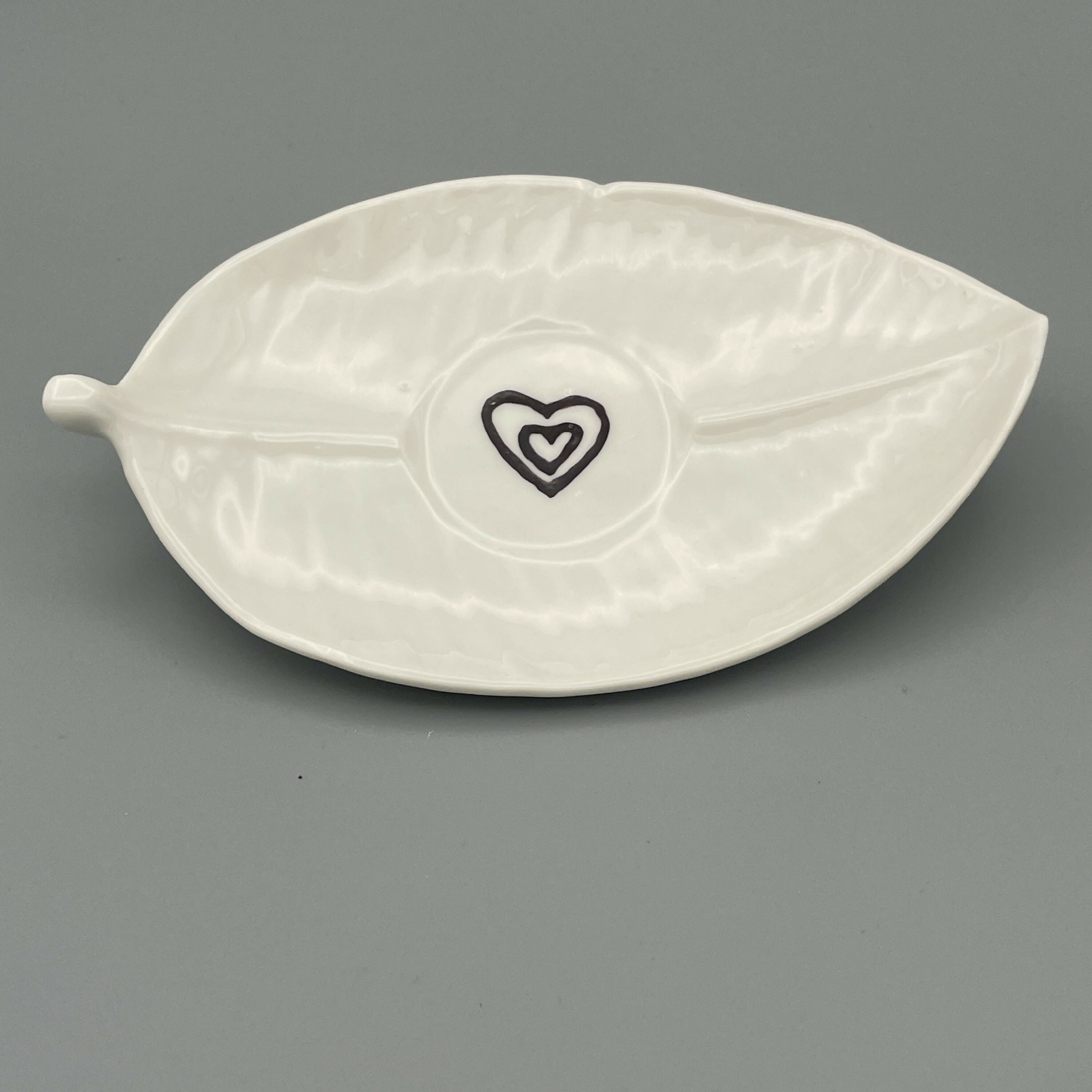 Petit Cœur soucoupe feuille 8 - Service Parapluie - serena ilari copie | EMPREINTES Paris