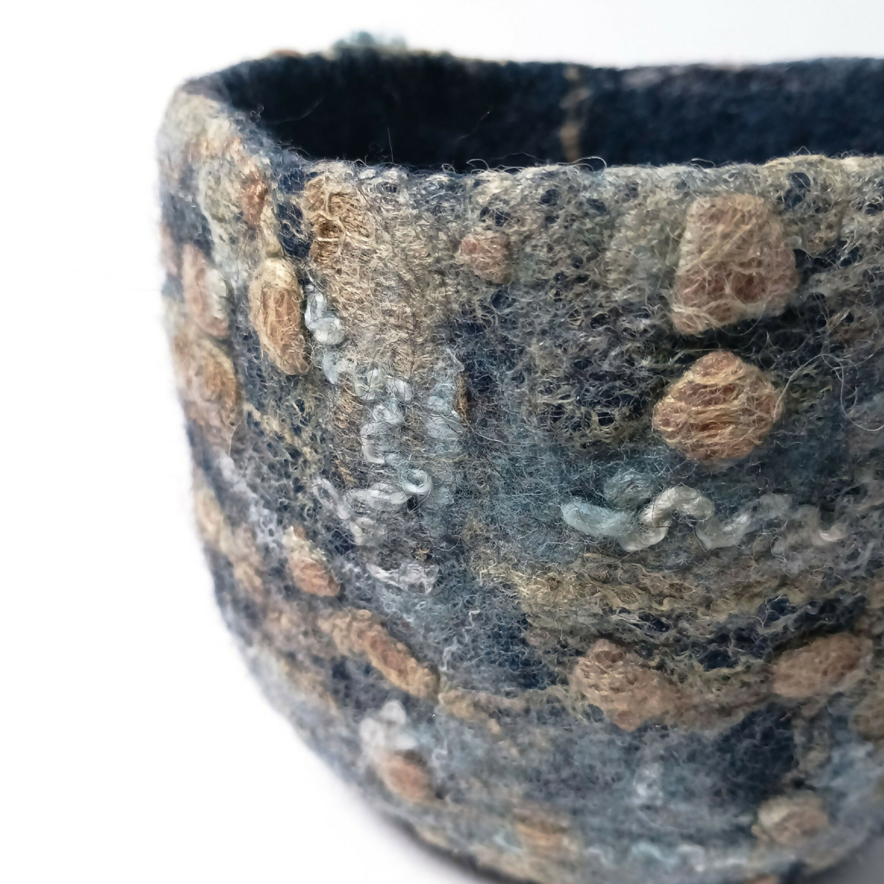 Bol en feutre de laine indigo et soie mordorée | EMPREINTES Paris