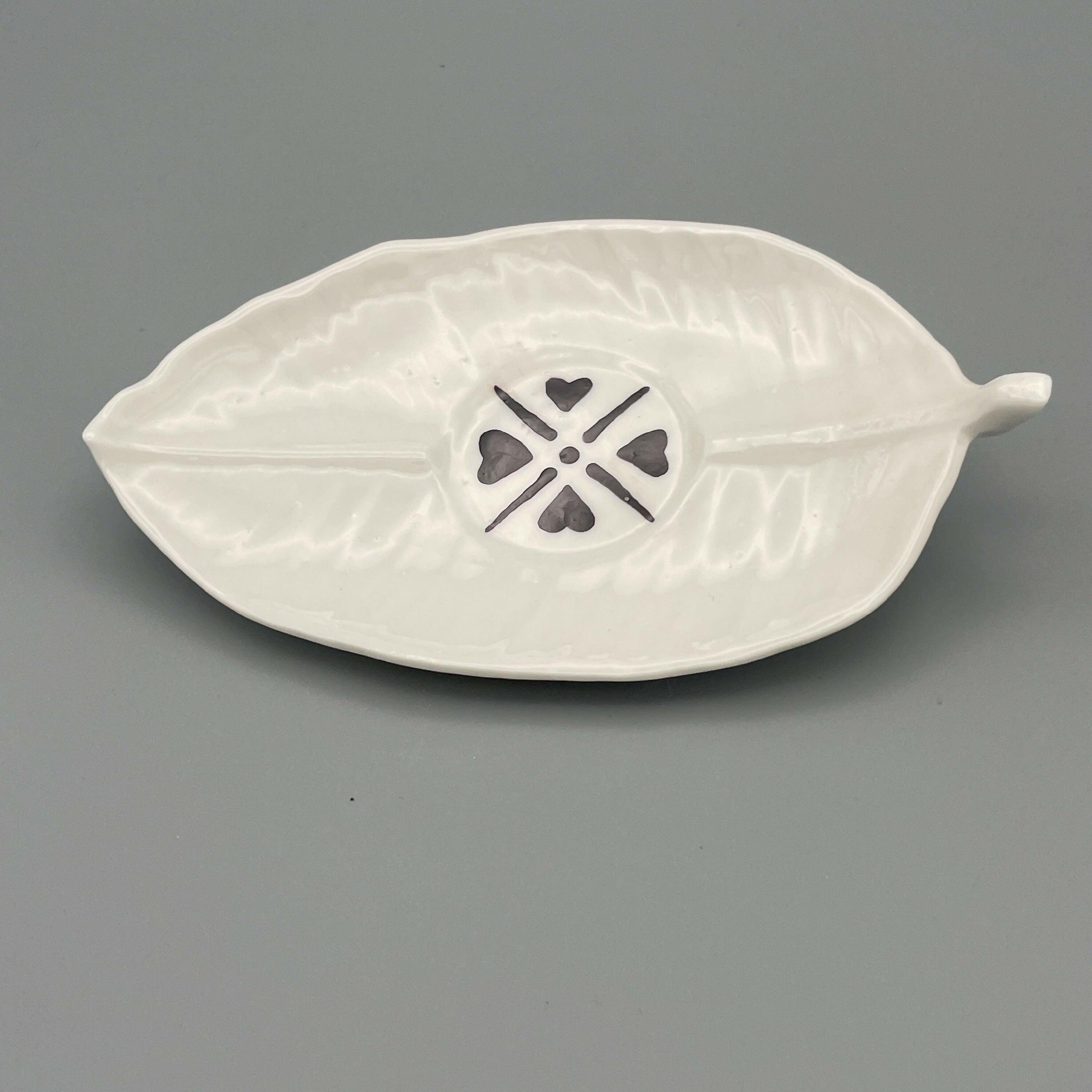 Petit Cœur soucoupe feuille 6 - Service Parapluie - serena ilari copie | EMPREINTES Paris