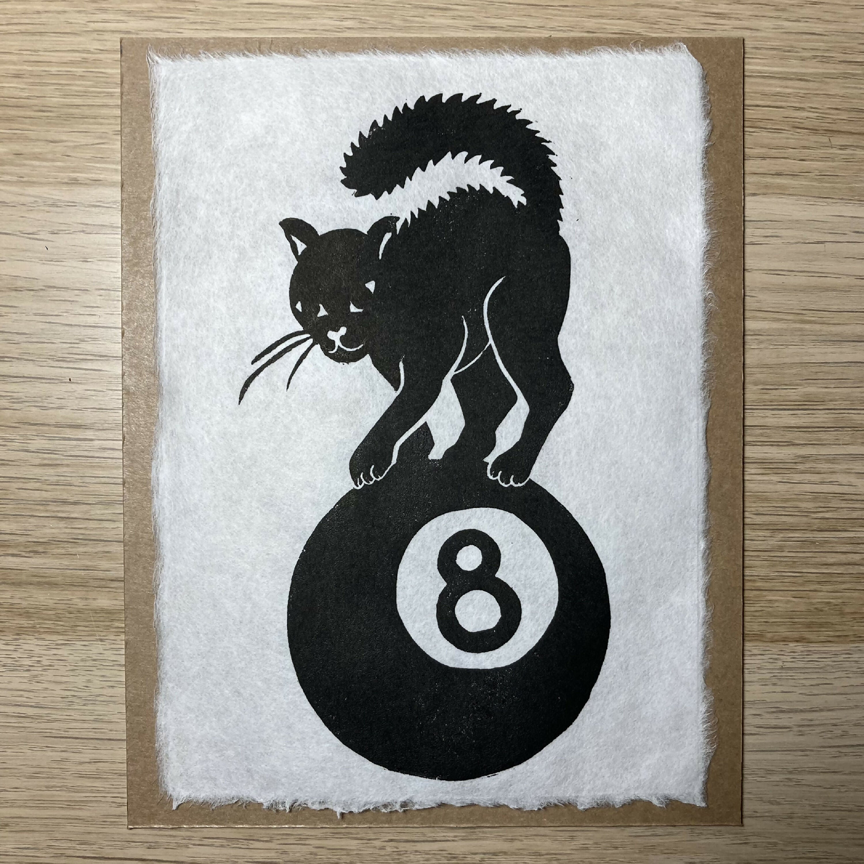 Linogravure Chat noir sur boule de snooker numéro 8 (papier simili Japon blanc naturel) | EMPREINTES Paris | EMPREINTES Paris