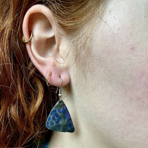 boucles_doreilles_petites_pyramides_bleues_laure_neumann copie | EMPREINTES Paris - EMPREINTES Paris