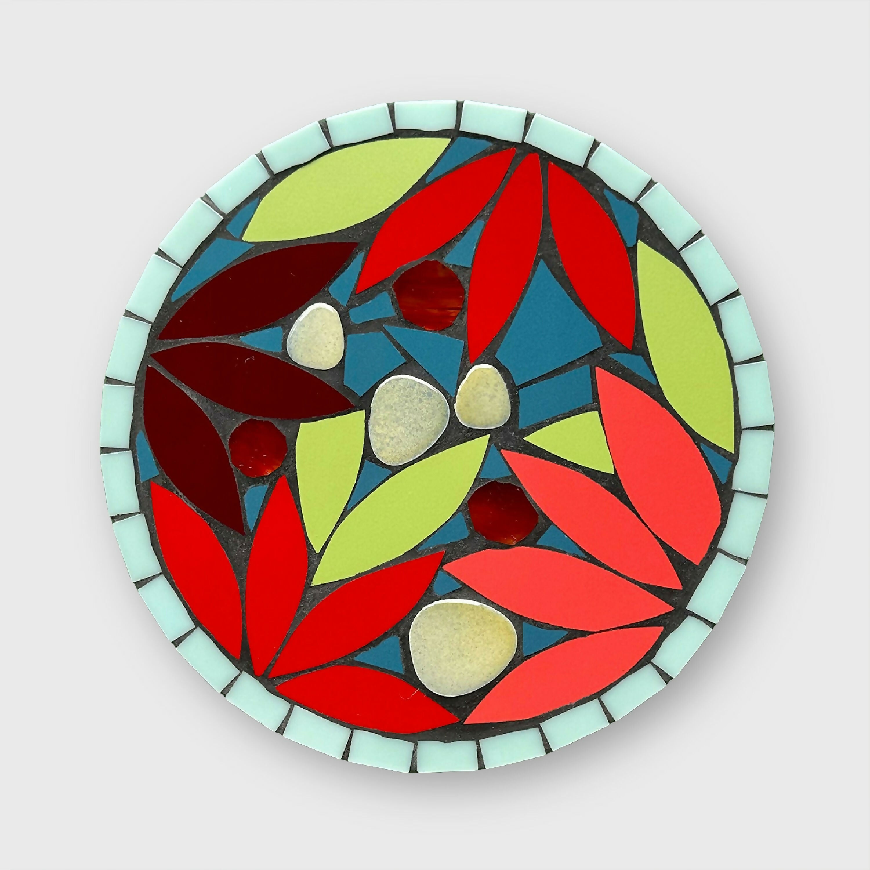 Dessous-de-plat mosaïque Magnolia rouge, vert et bleu paon | EMPREINTES Paris