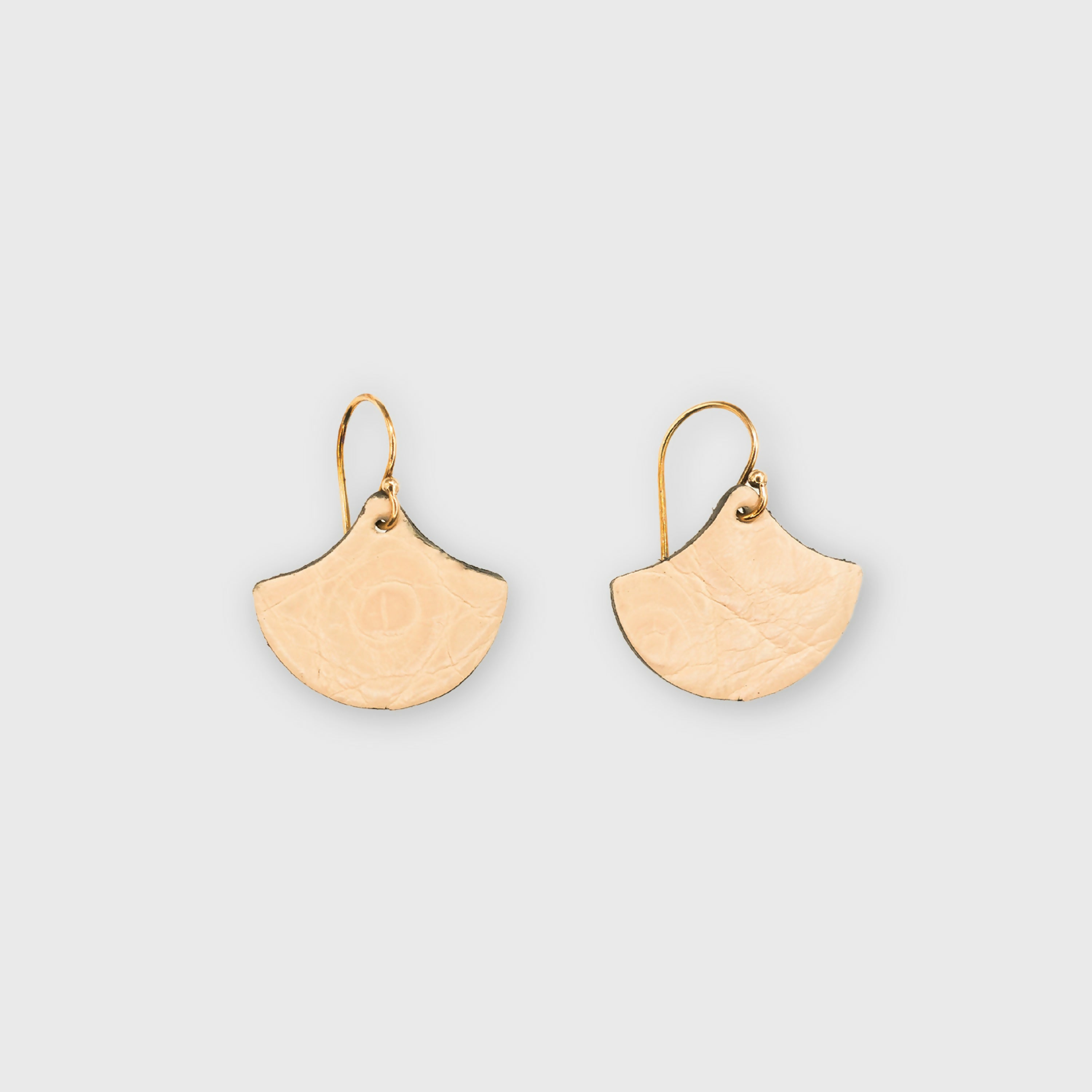 boucles_doreilles_gingko_rose_clair_2cm_julie_troncin_maroquinerie copie | EMPREINTES Paris