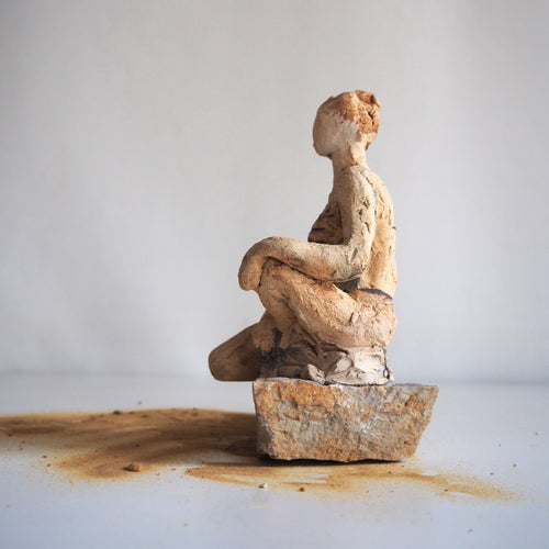 Sculpture Les Baigneuses - Femme assise en maillot bordeaux sur pierre | EMPREINTES Paris - EMPREINTES Paris