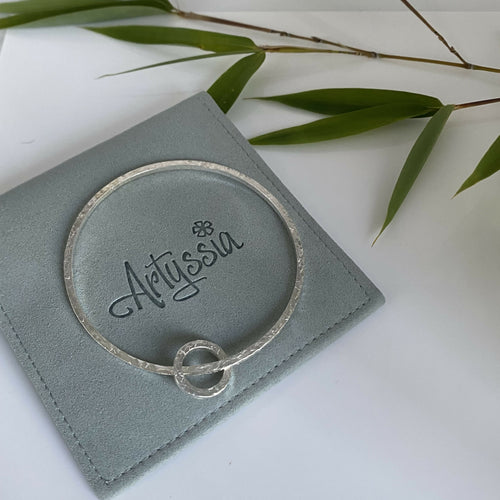 bracelet_jonc_en_argent_massif_martele_et_sa_breloque_assortie_artyssia | EMPREINTES Paris - EMPREINTES Paris