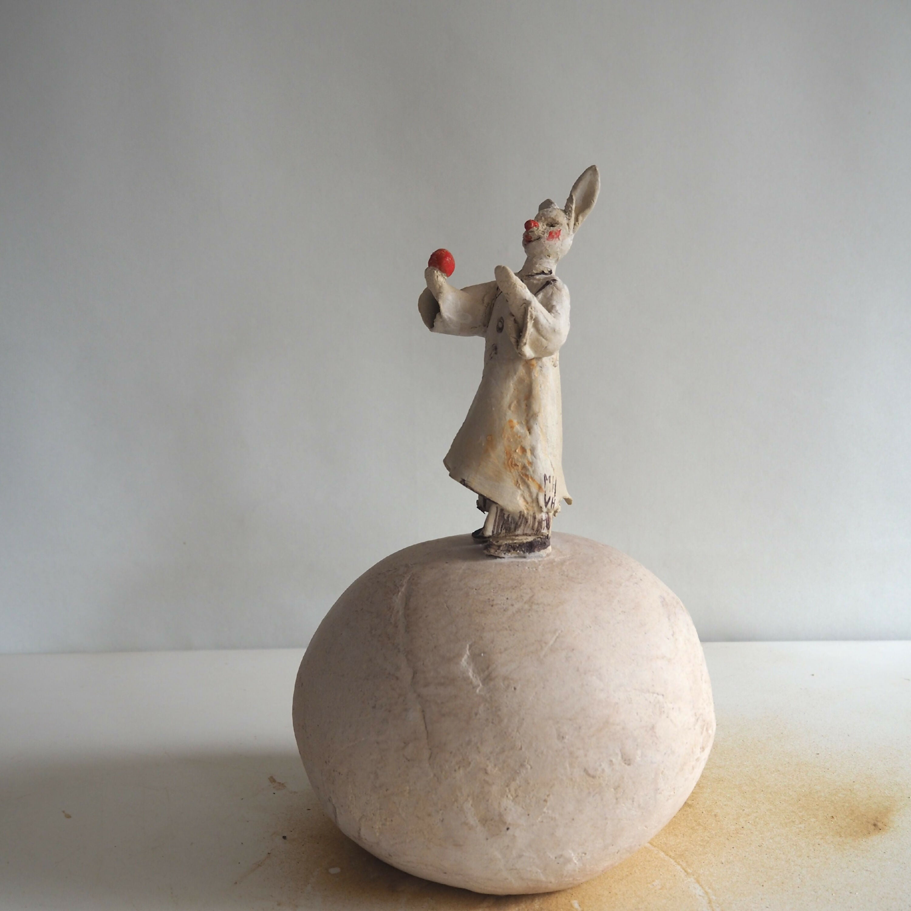 sculpture_lapin_clown_jongleur_monte_sur_boule_marie_helene_valladeh copie | EMPREINTES Paris