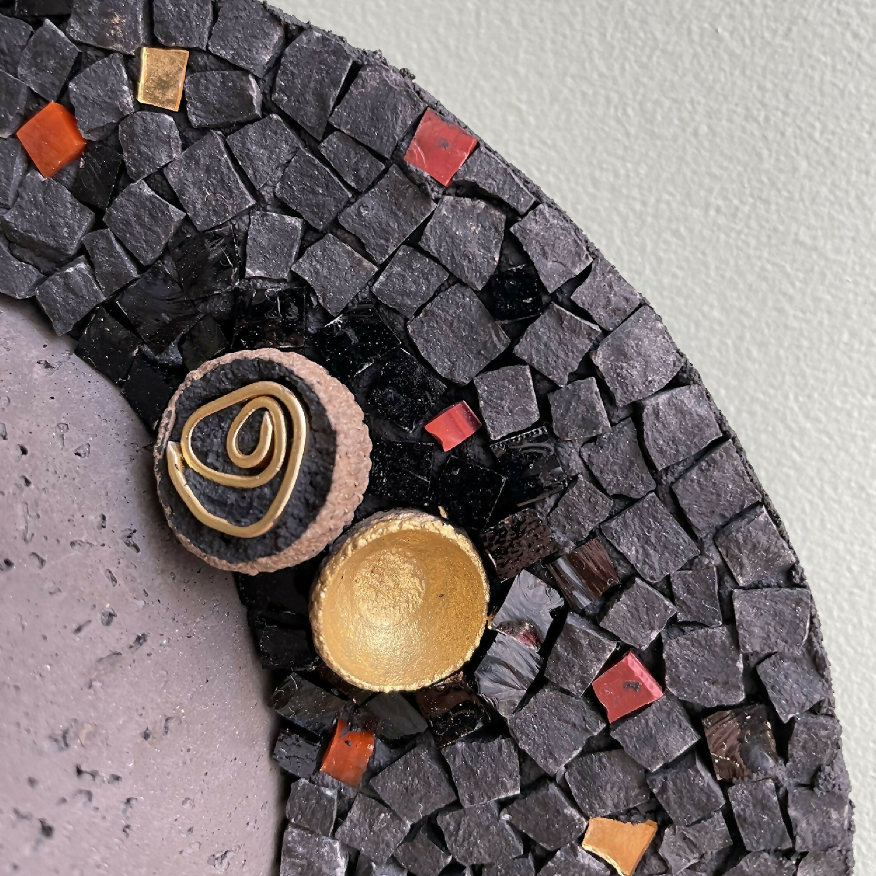 tableau_vegetal_mosaique_noir_dore_tillandsia_cupules_de_glands_musea_mosaique copie | EMPREINTES Paris