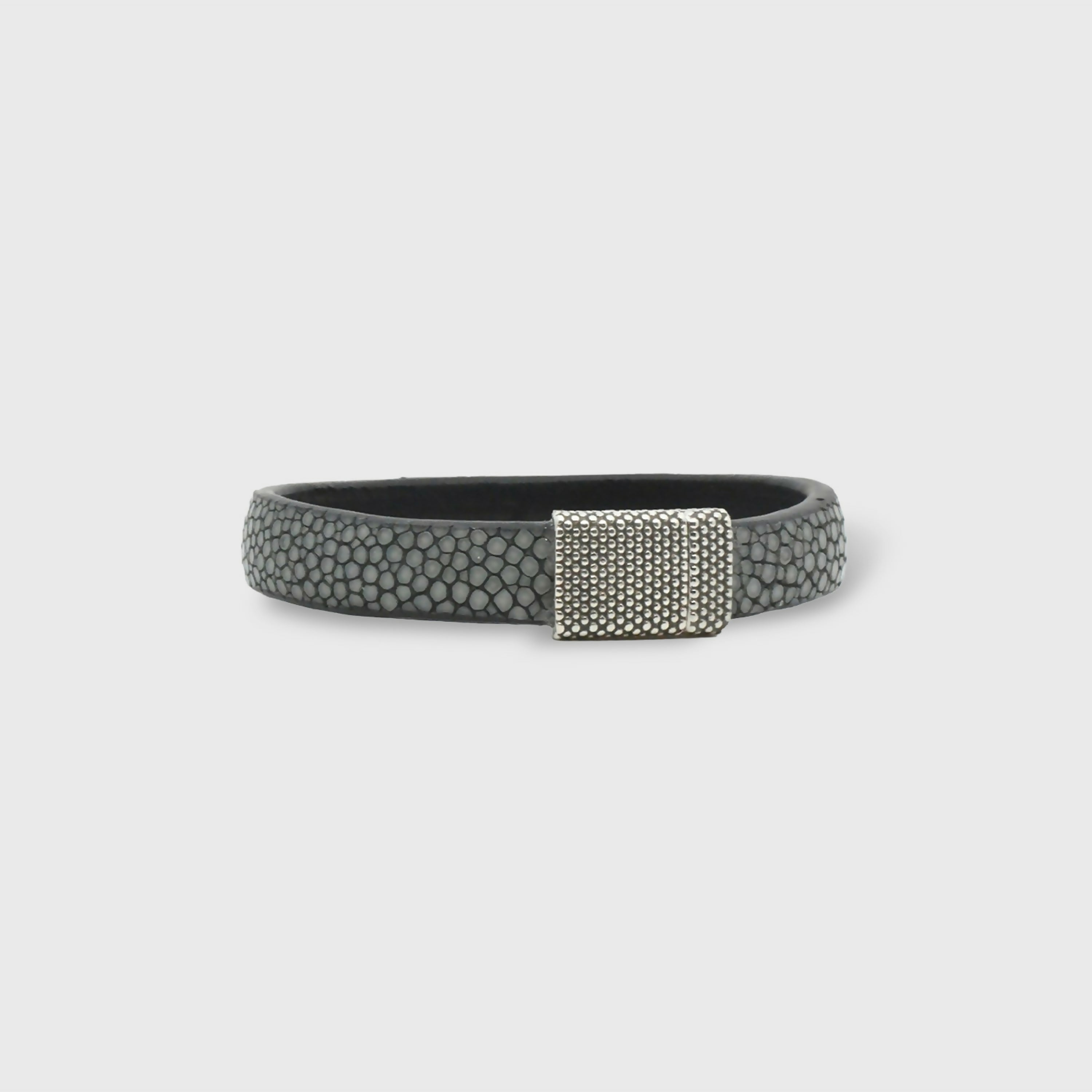 bracelet_en_galuchat_gris_fermoir_grain_detain_sylvie_zarnowski copie | EMPREINTES Paris