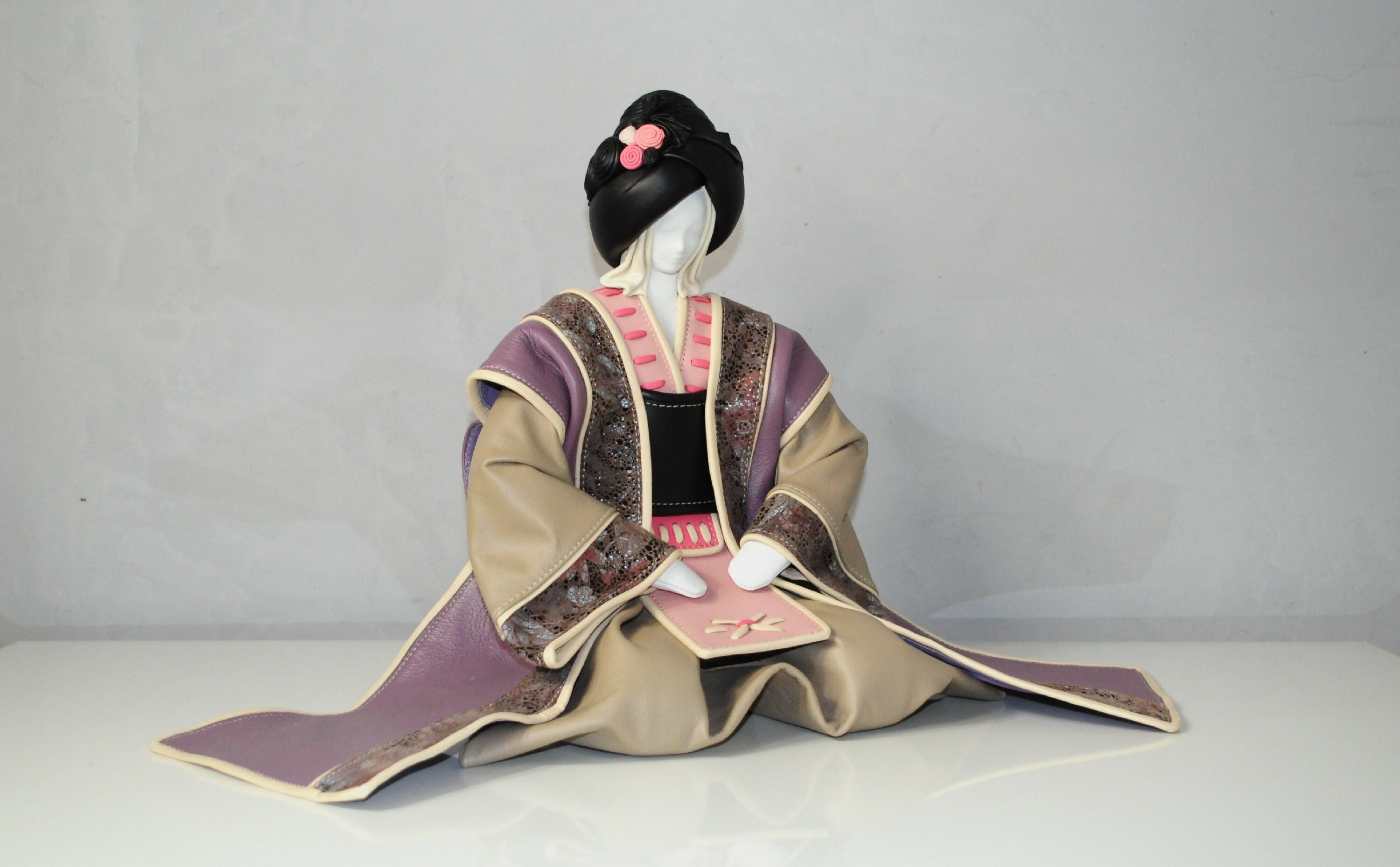 sculpture_geisha_en_cuir_beige_et_rose_sculpture_cuir_annie_delemarle copie | EMPREINTES Paris