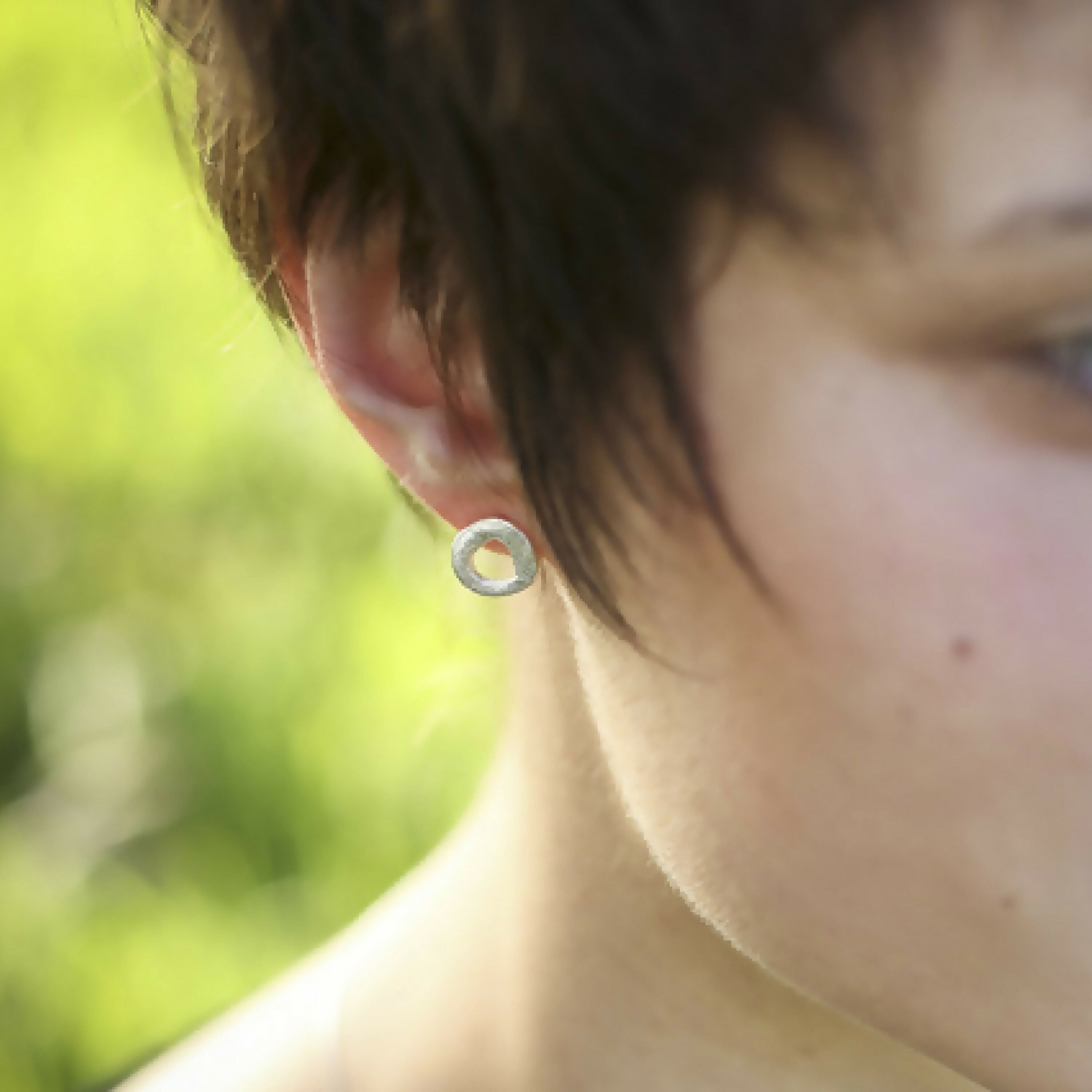 Boucles d’oreilles petits cercles en argent massif | EMPREINTES Paris