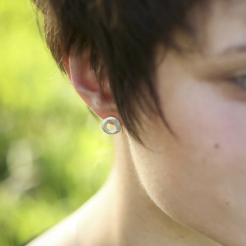 Boucles d’oreilles petits cercles en argent massif | EMPREINTES Paris - EMPREINTES Paris