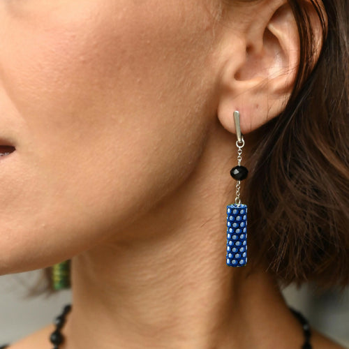 Boucles d'oreilles asymétriques Perlé bleu azur | EMPREINTES Paris - EMPREINTES Paris