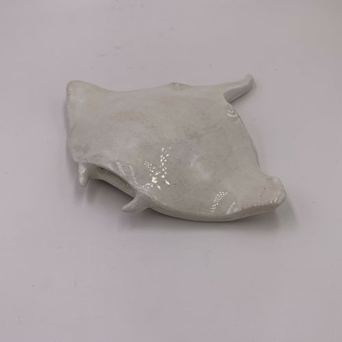 Sculpture moyenne petite Raie Manta en grès blanc - prenant copie | EMPREINTES Paris - EMPREINTES Paris