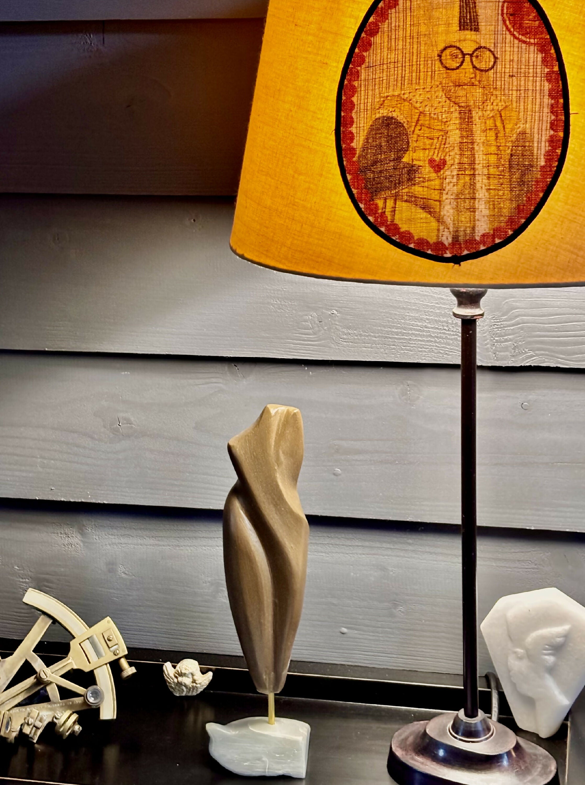 Figurine 24 en pierre calcaire, patine bronze, socle en en stéatite jade | EMPREINTES Paris