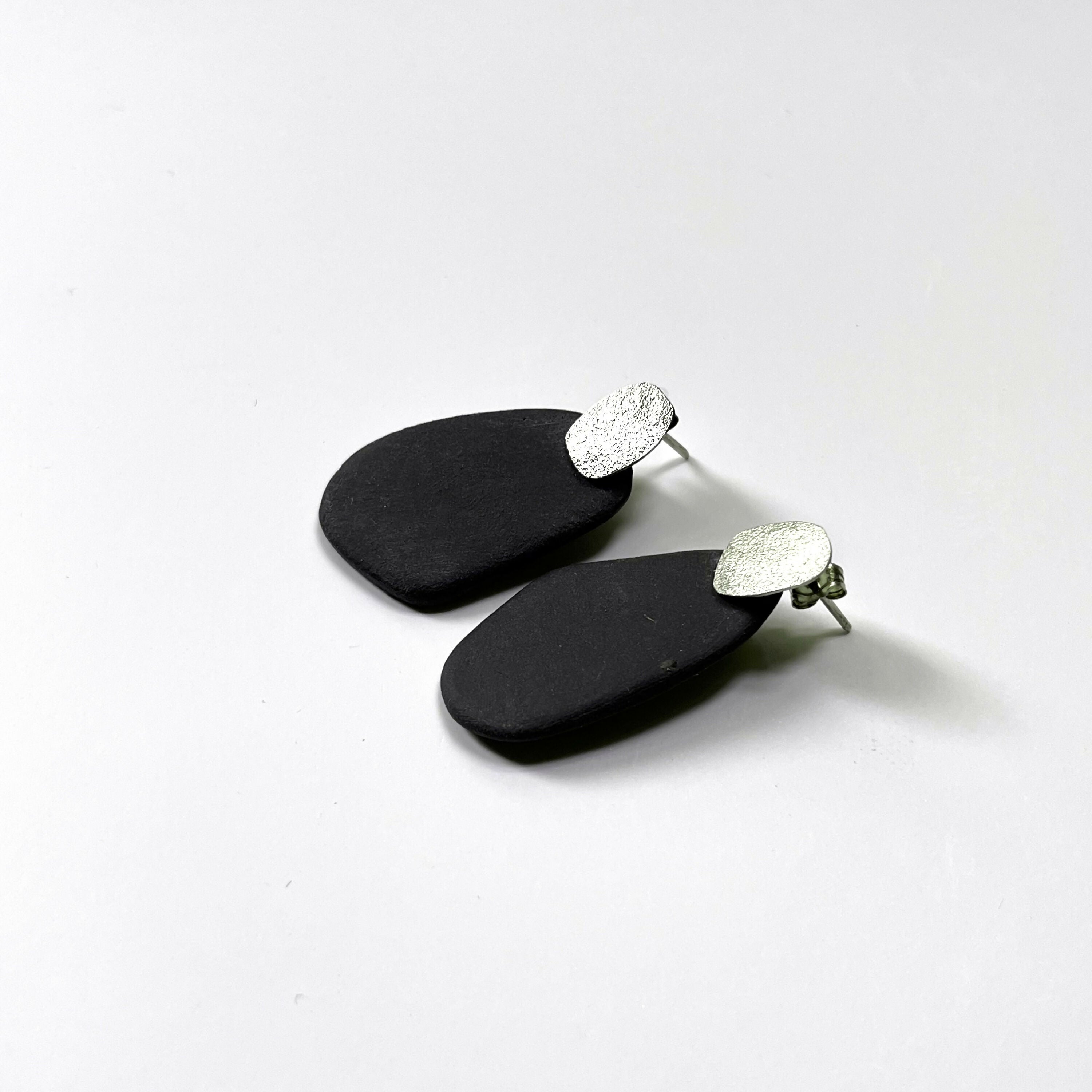 boucles_doreilles_porcelaine_noire_atelier_christine_moquet copie | EMPREINTES Paris